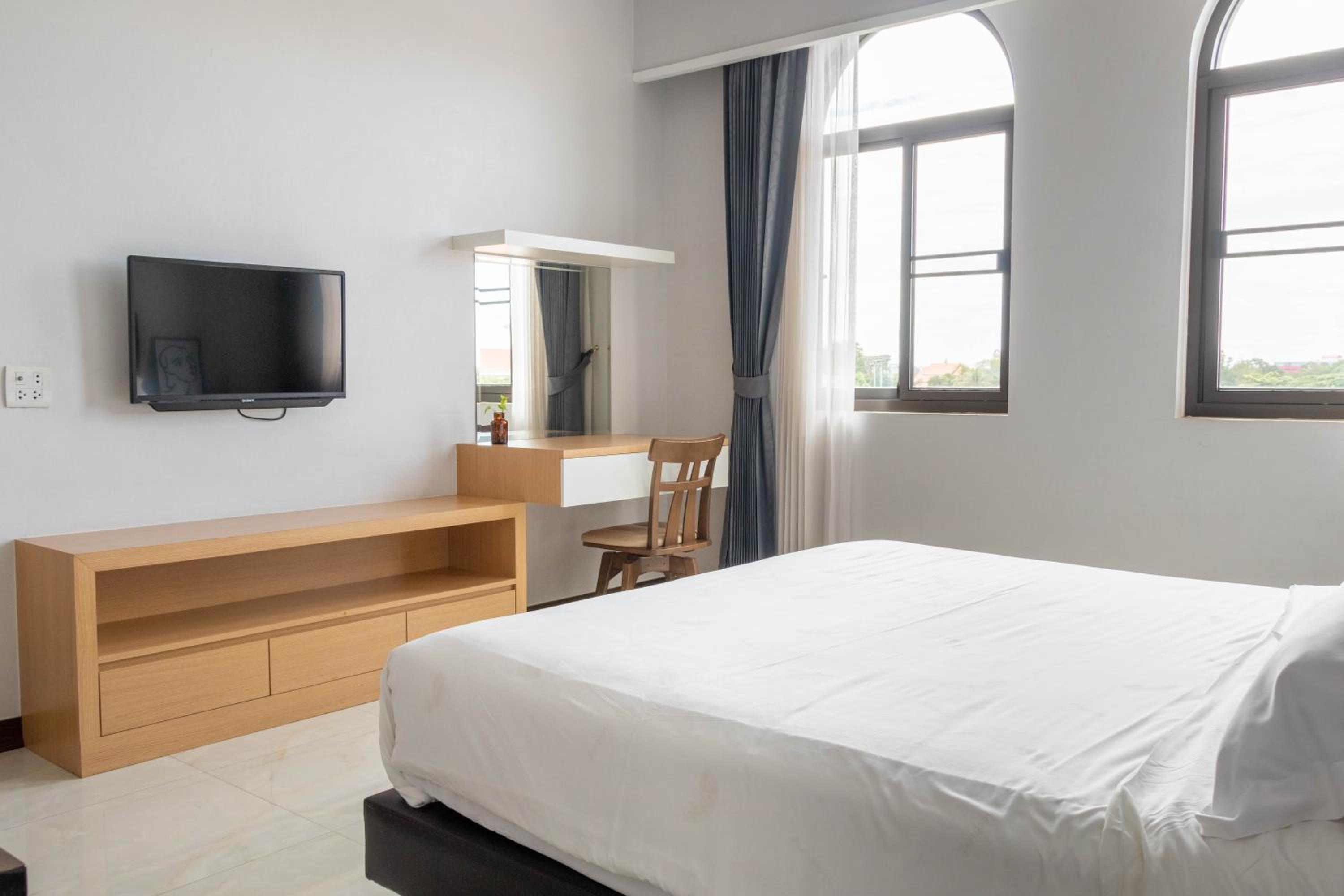 King Suite with Balcony - Photo 15