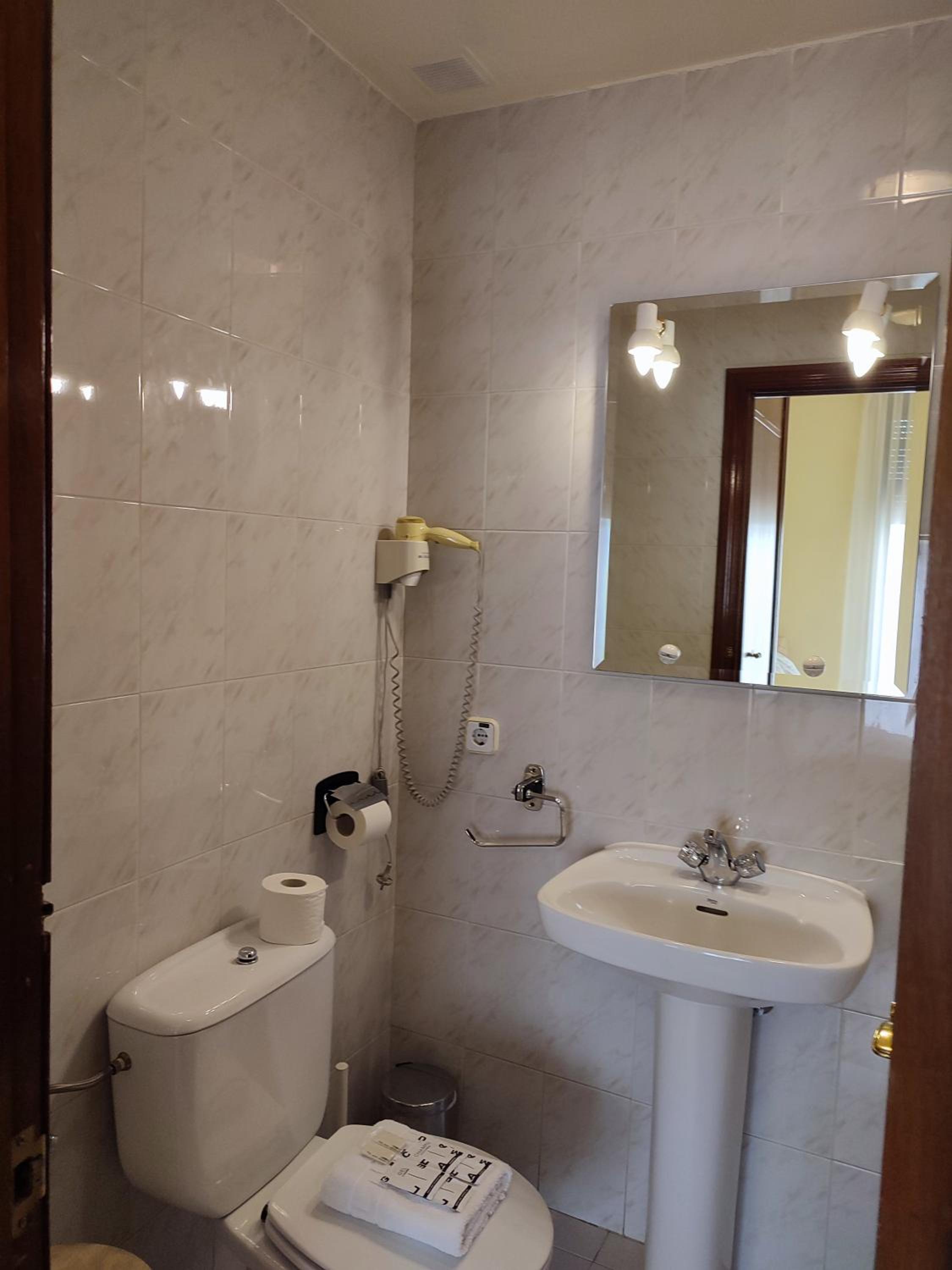 Double Room - Photo 16