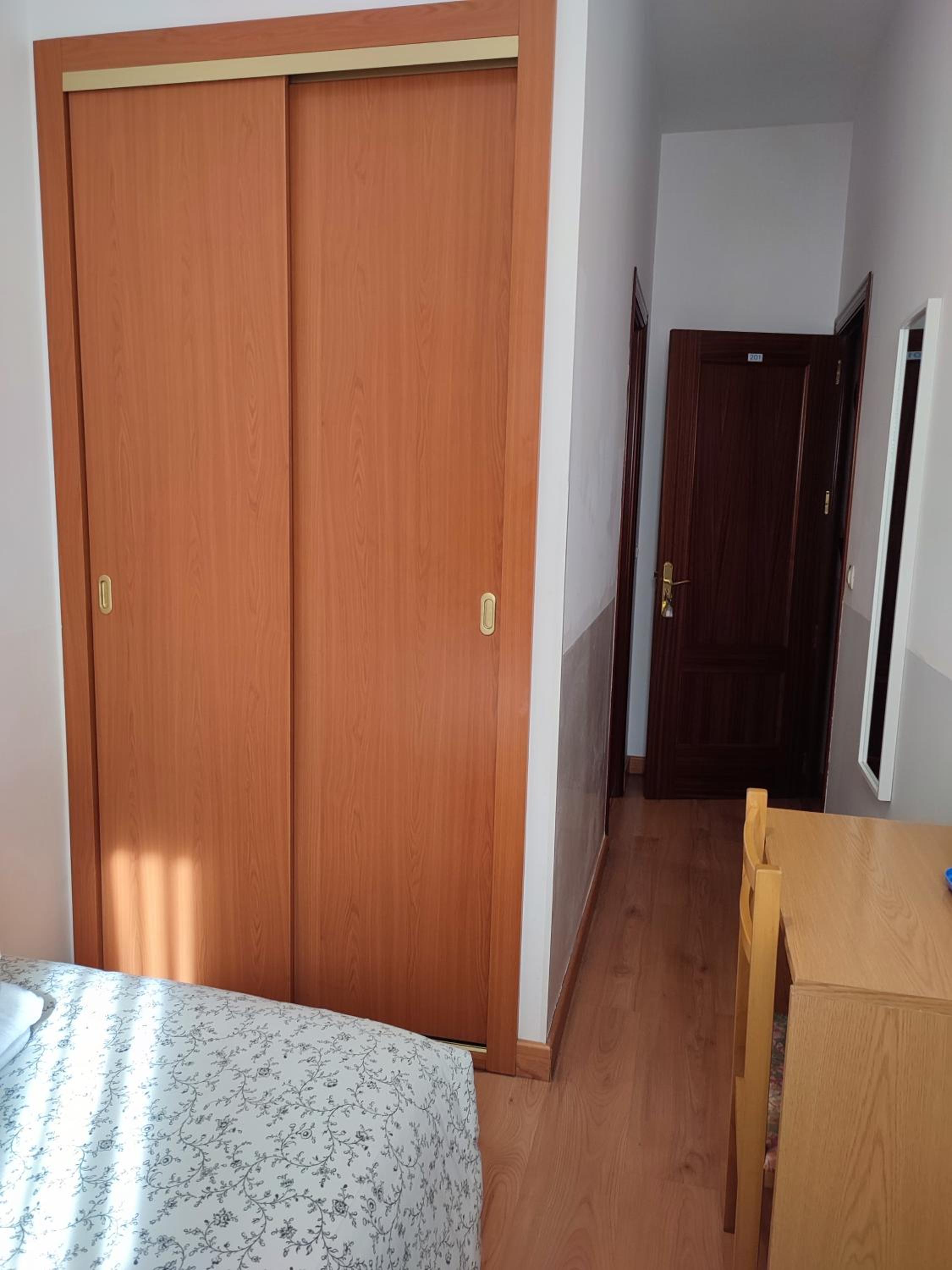 Small Double Room - Photo 7