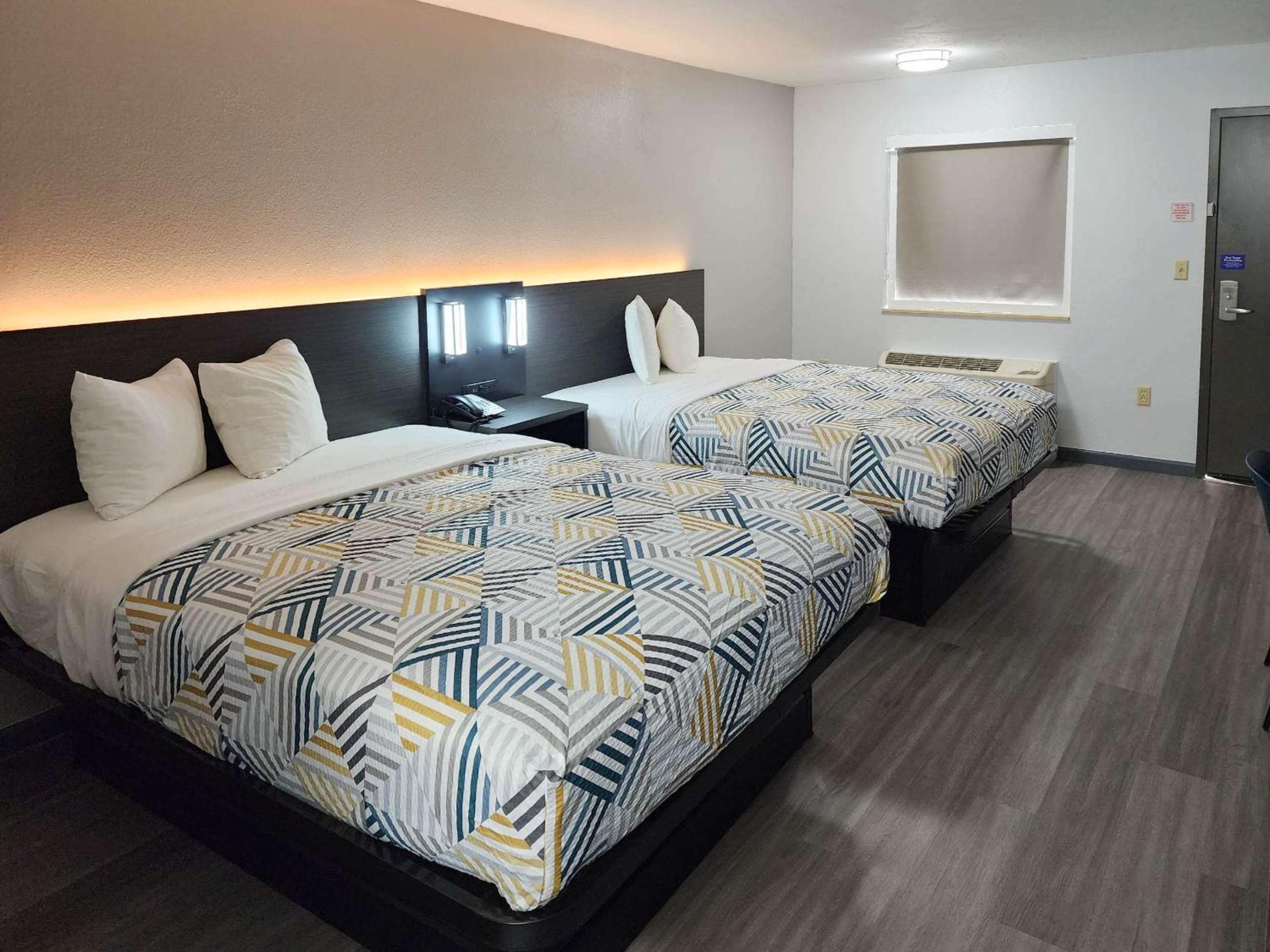 Queen Room with Two Queen Beds - Non-Smoking - Photo 1