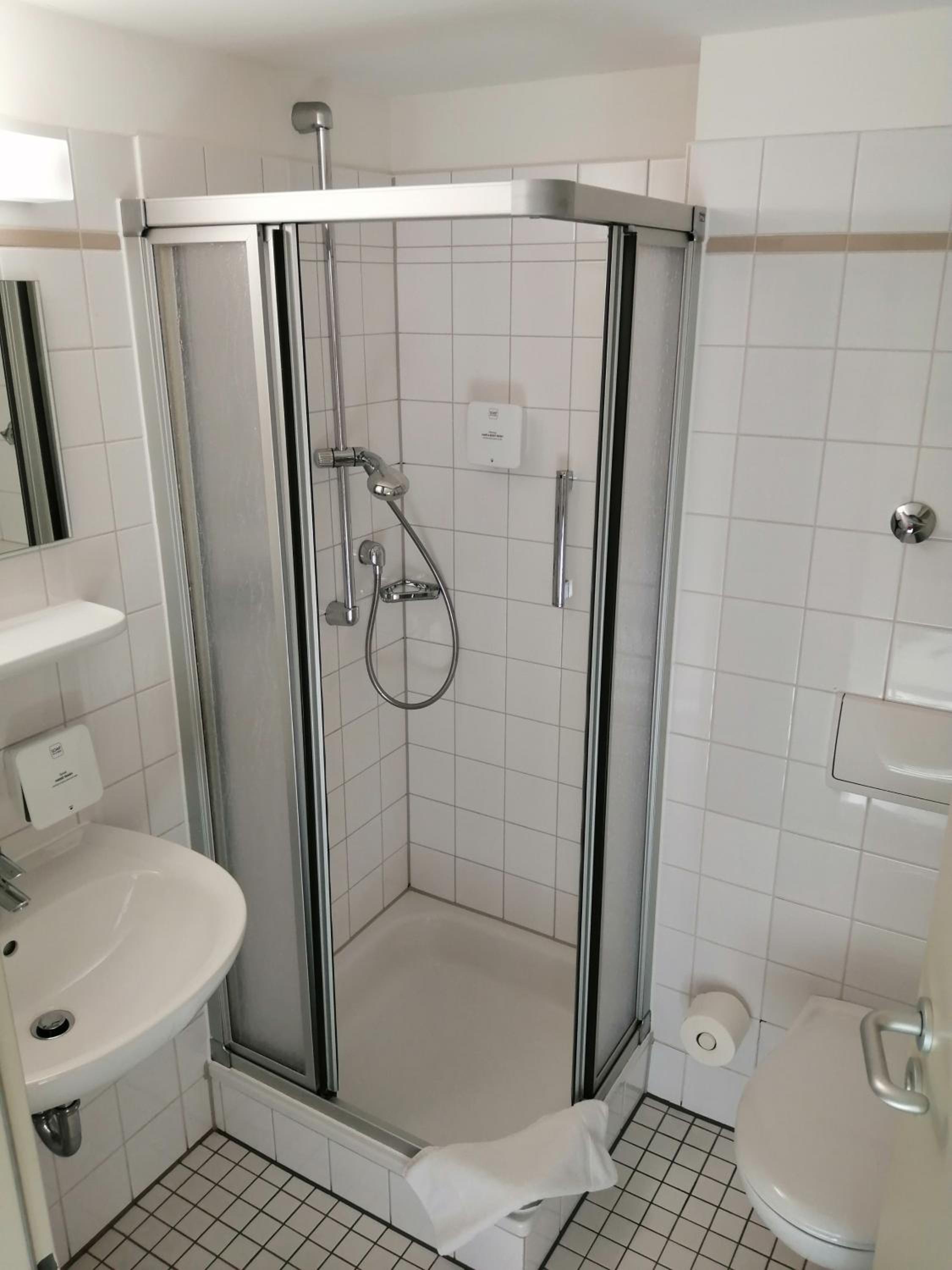 Standard Twin Room - Photo 5