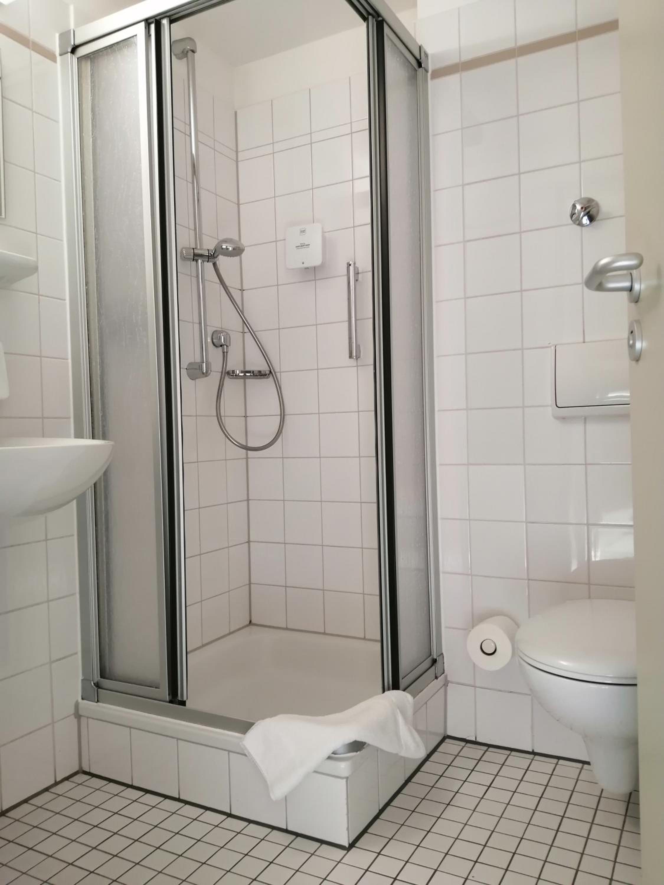 Standard Twin Room - Photo 3