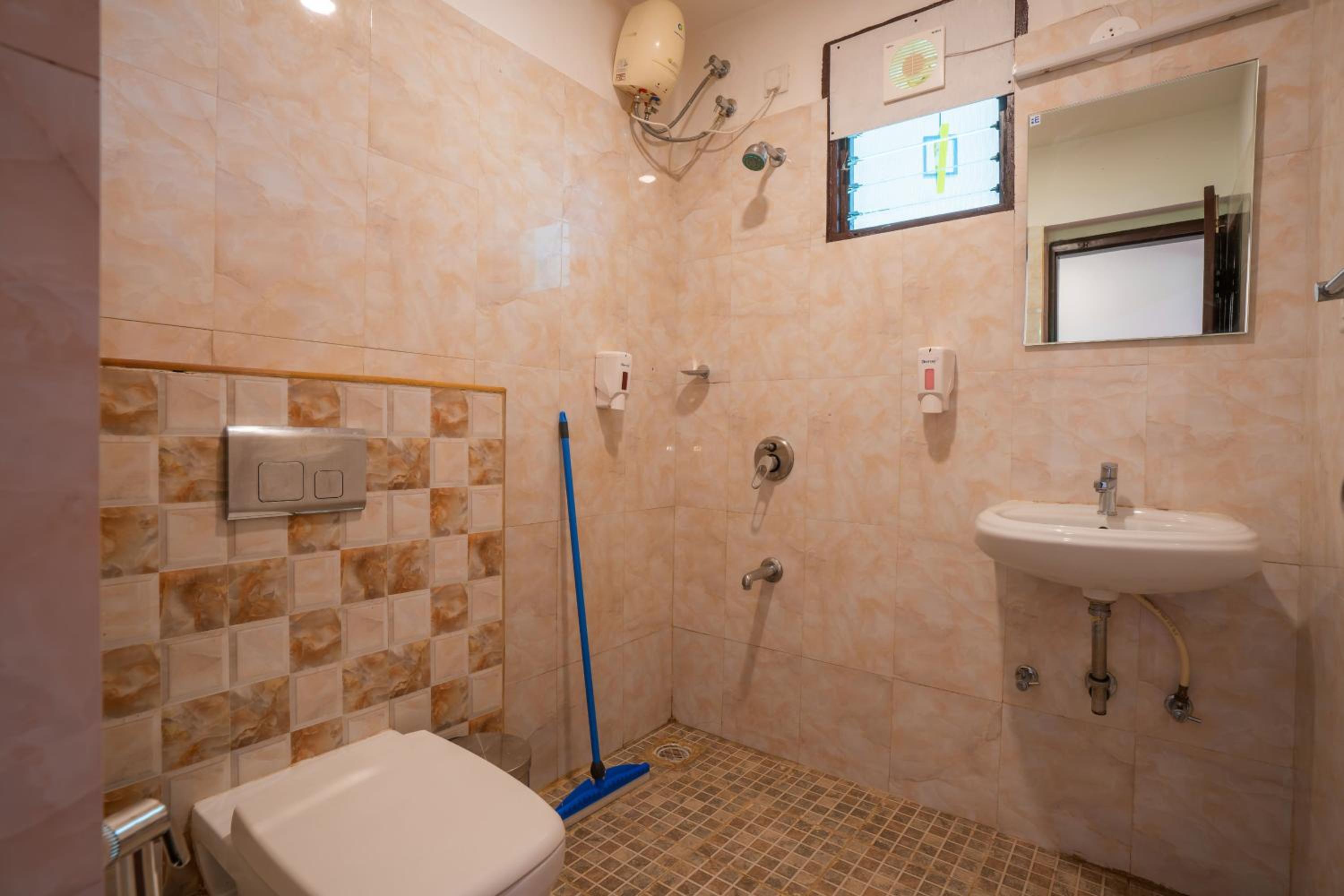 Deluxe Double AC Room with Ensuite Bathroom   - Photo 4