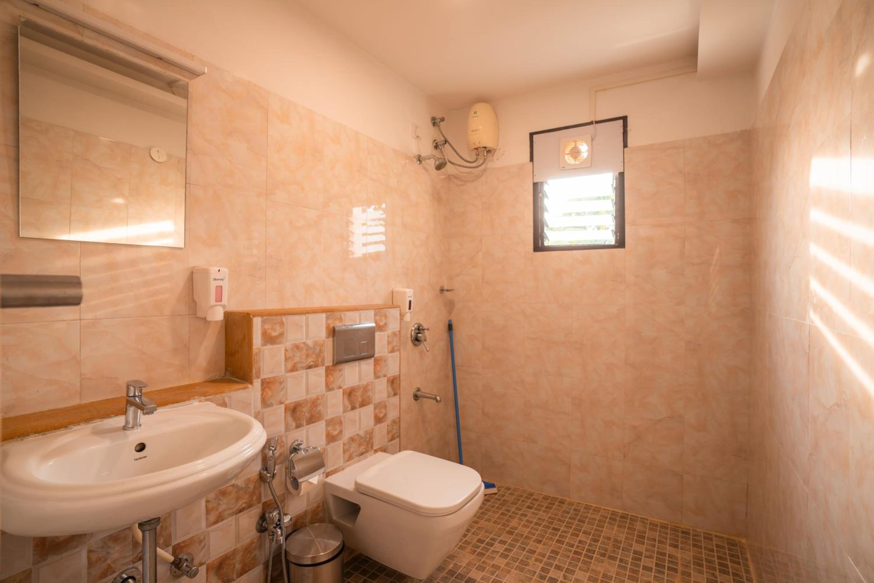 Deluxe Double AC Room with Ensuite Bathroom   - Photo 3