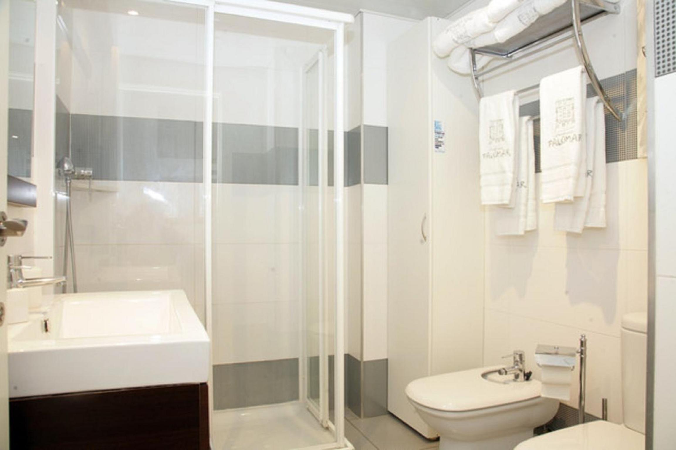 Two-Bedroom Apartment with Balcony - Photo 16