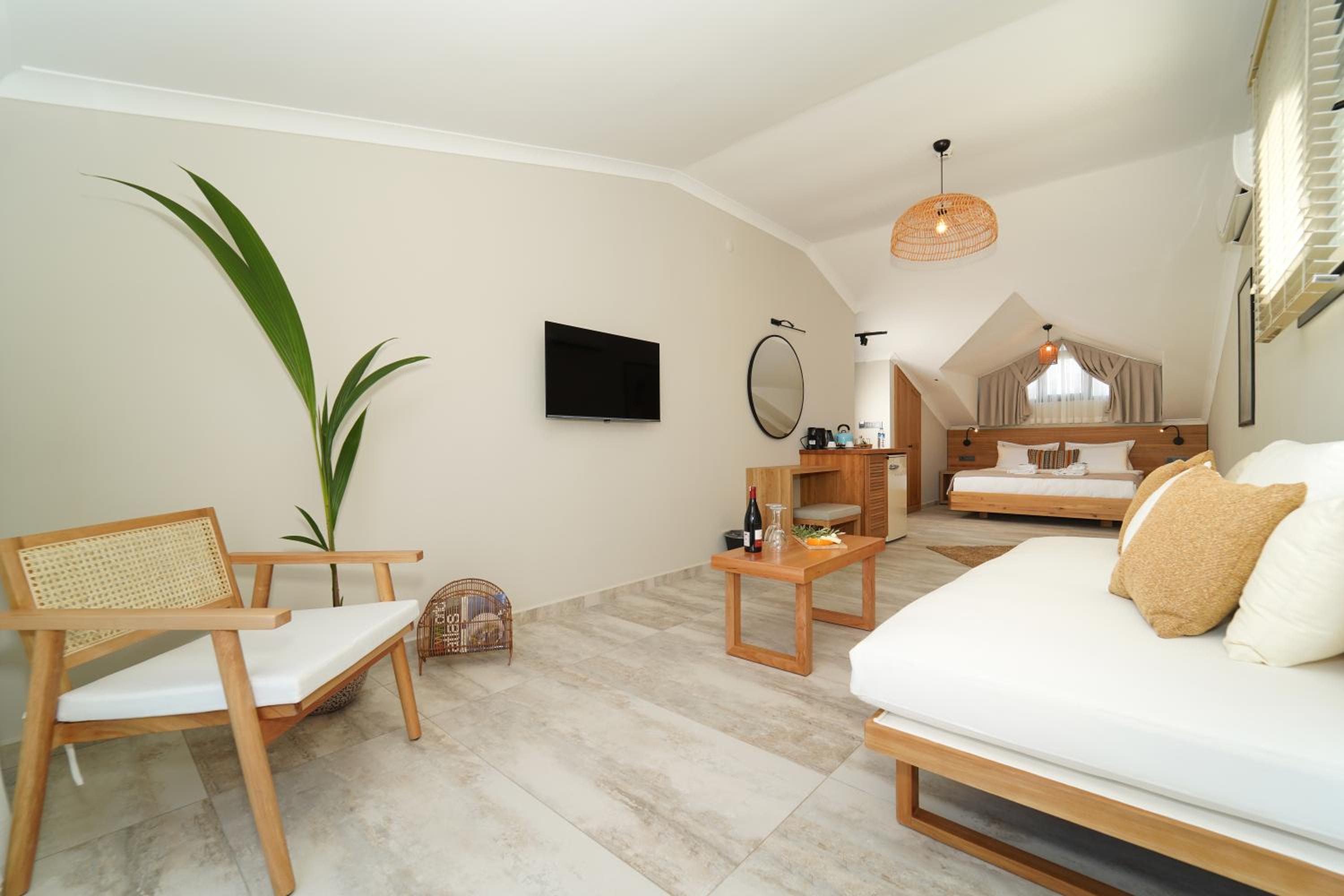 Deluxe Suite with Sea View - Photo 1