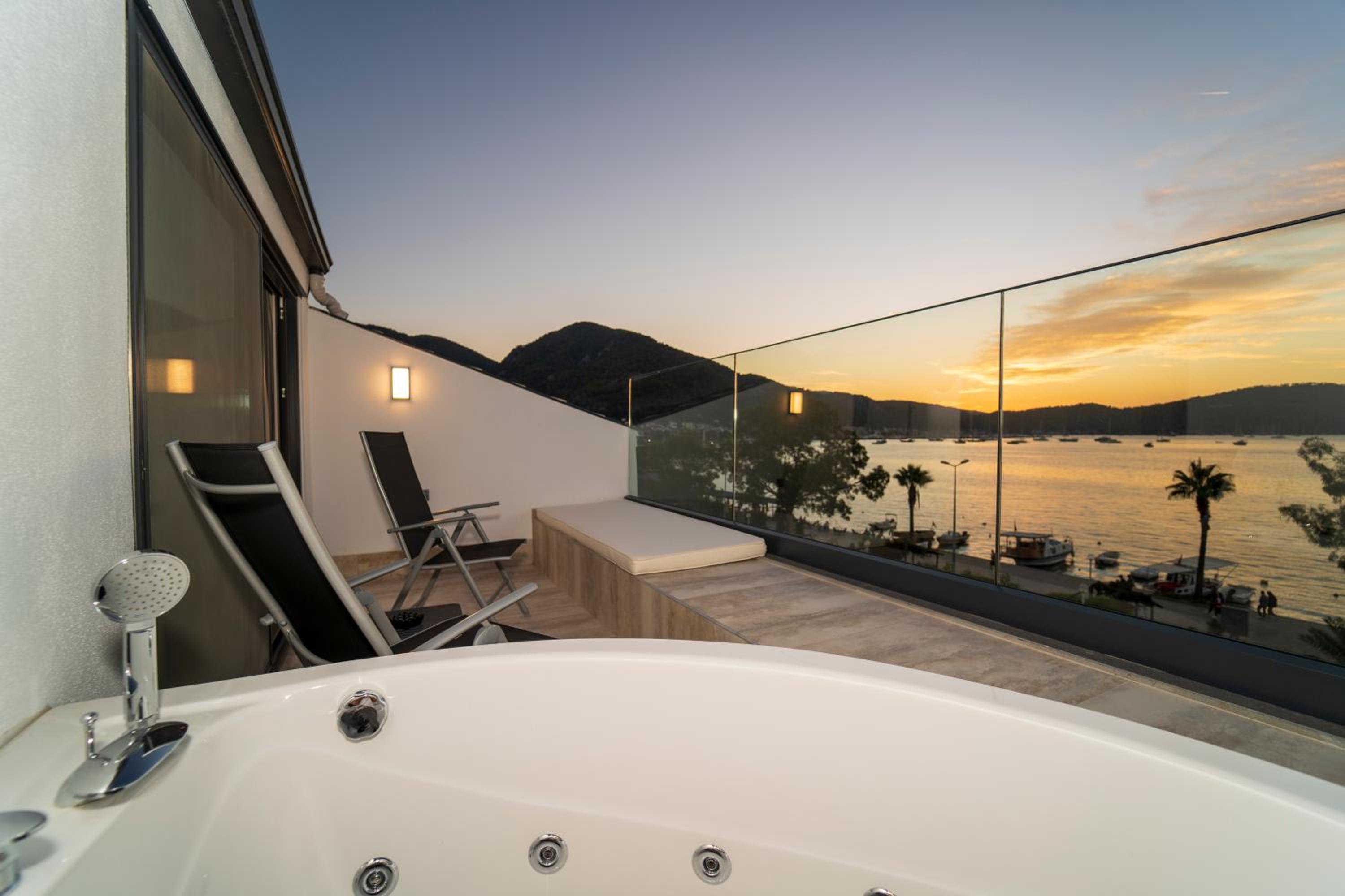 Deluxe Suite with Sea View - Photo 23