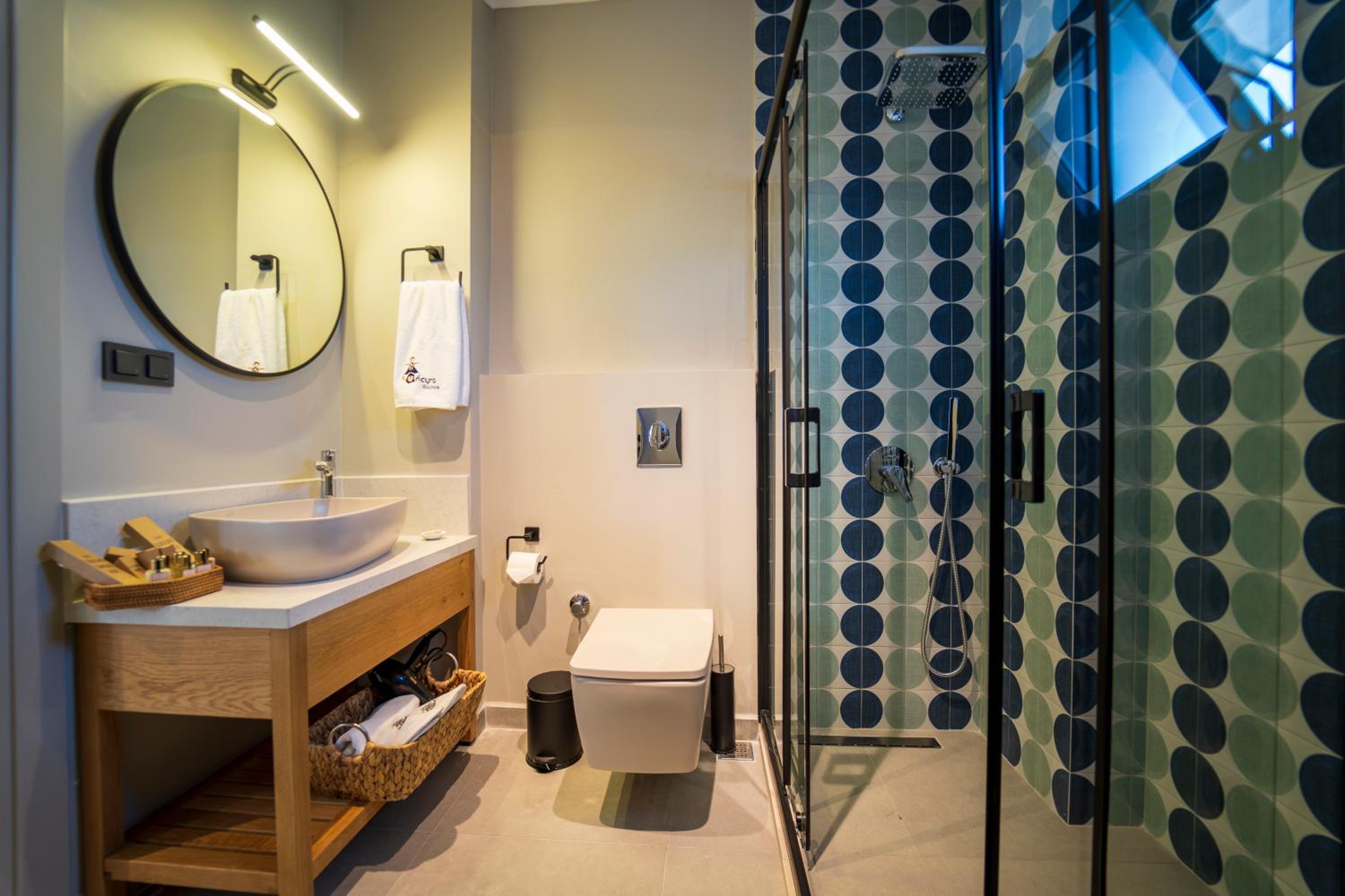 Deluxe Suite with Sea View - Photo 24
