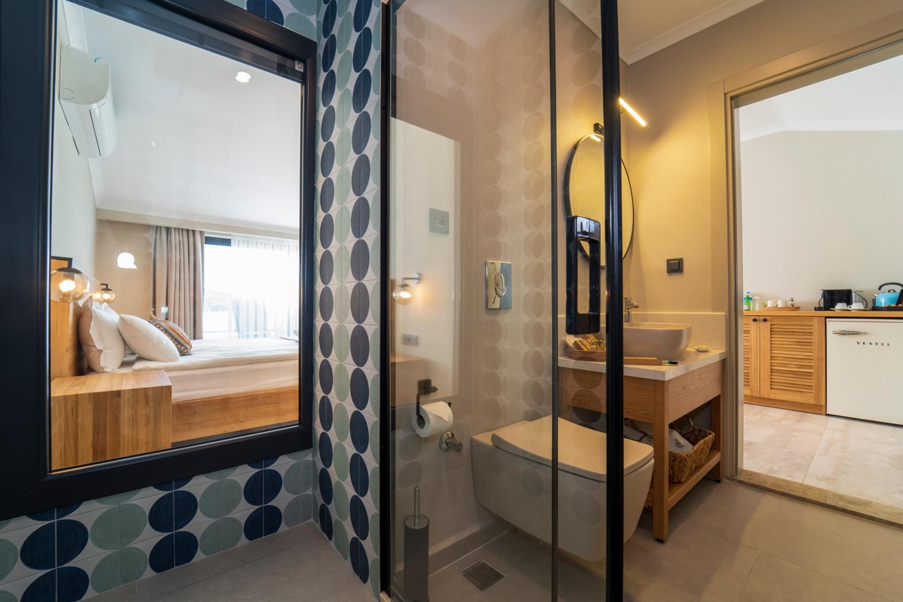 Deluxe Suite with Sea View - Photo 21