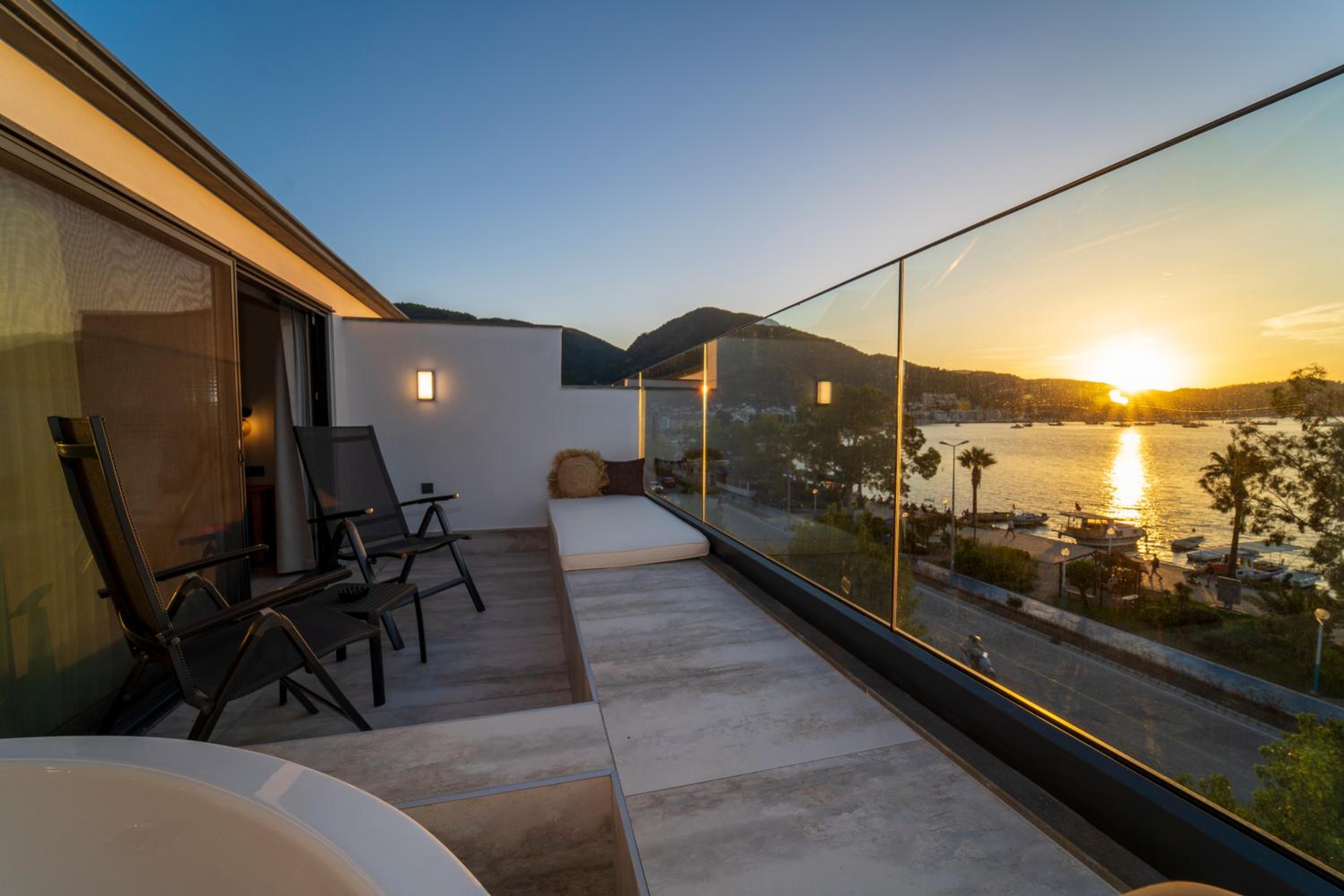 Deluxe Suite with Sea View - Photo 22
