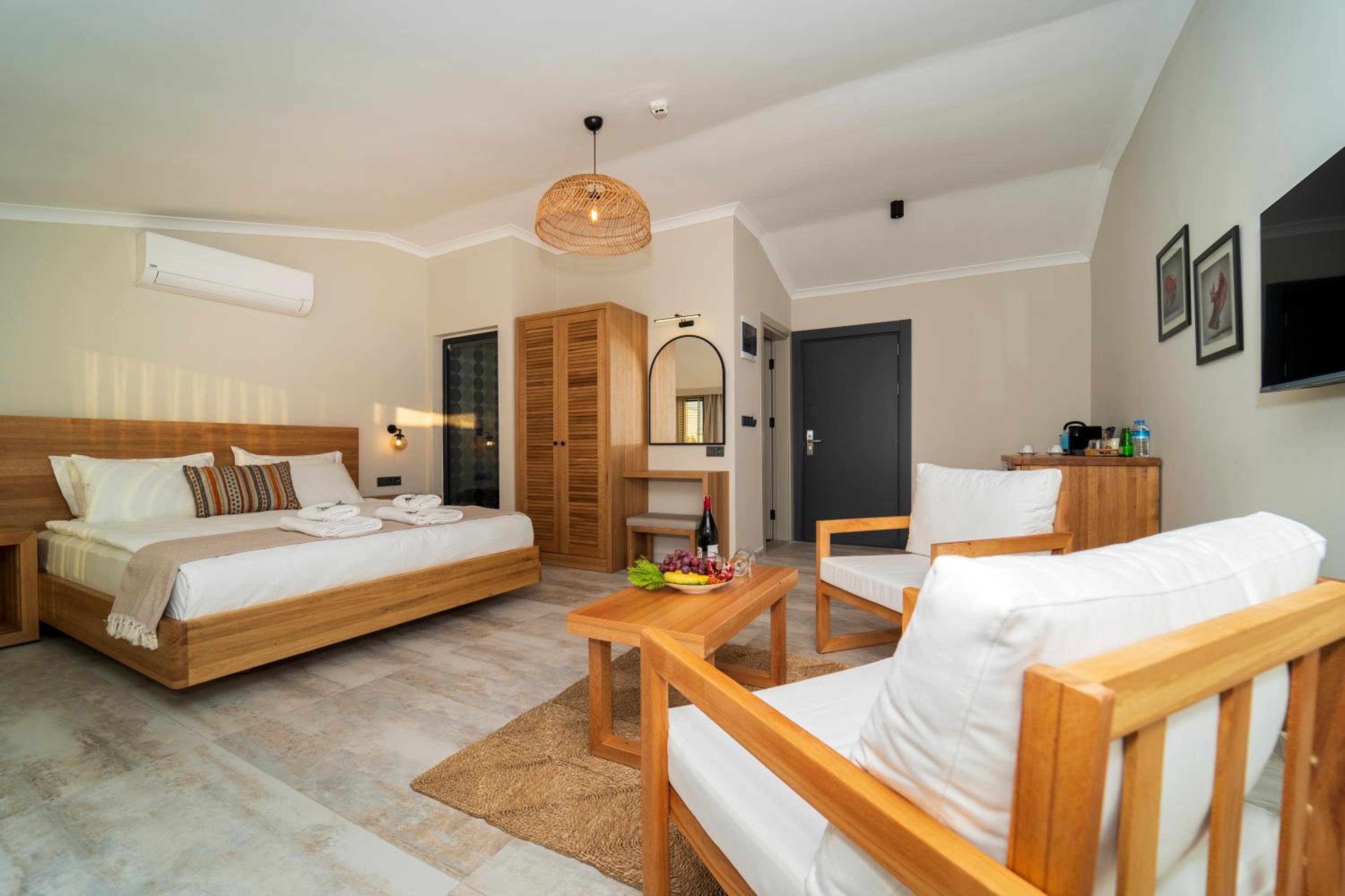 Deluxe Suite with Sea View - Photo 19