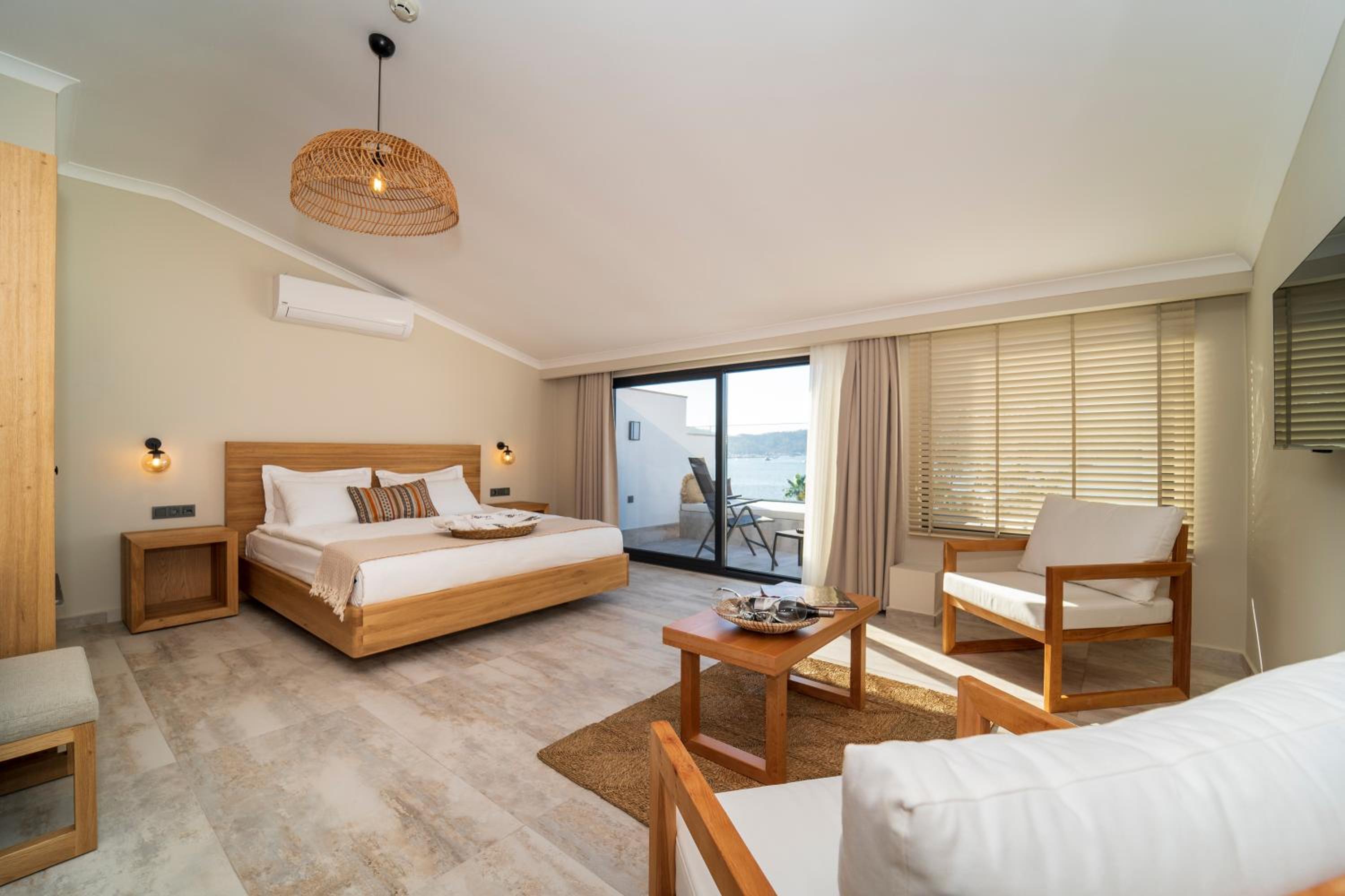 Deluxe Suite with Sea View - Photo 20