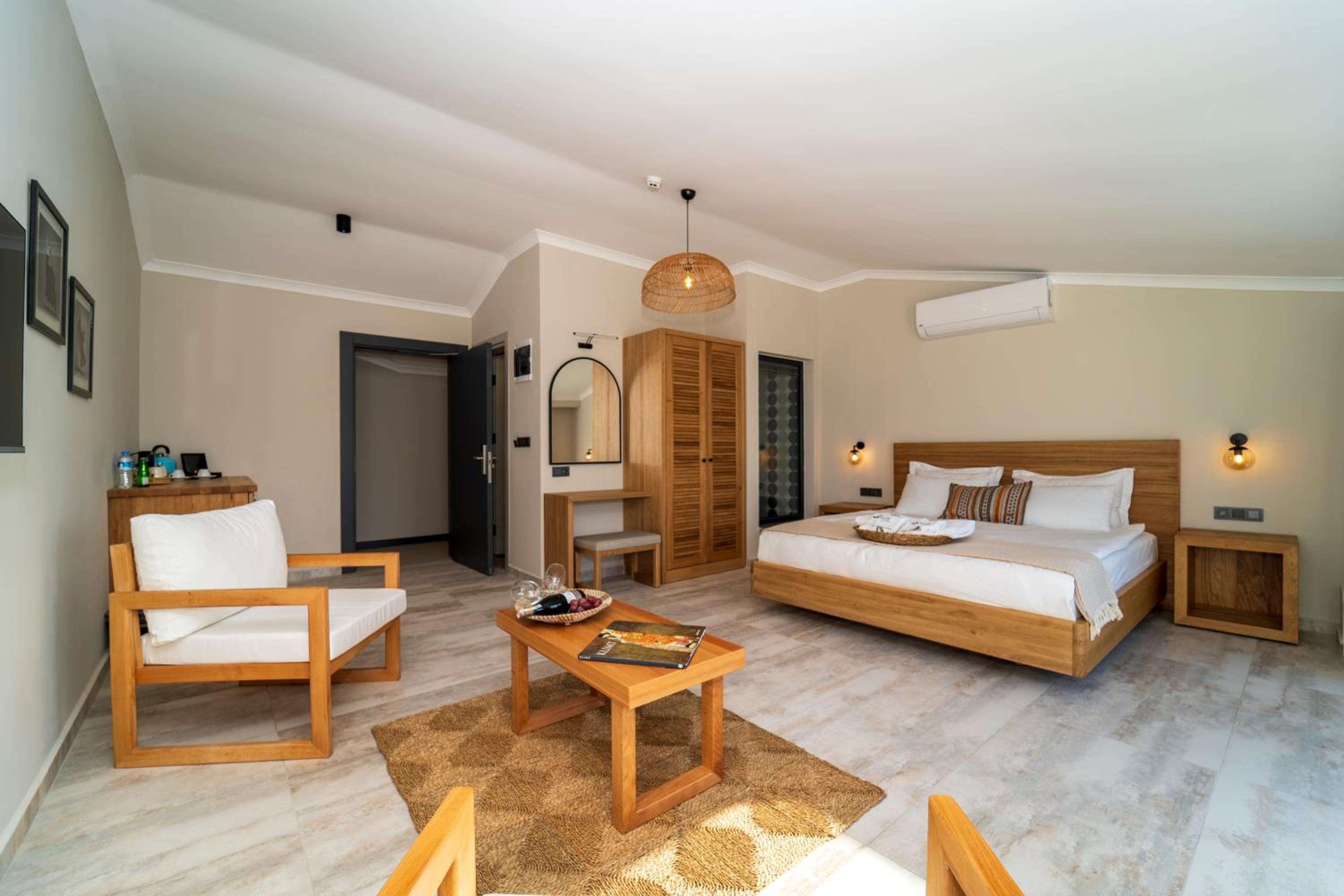 Deluxe Suite with Sea View - Photo 12