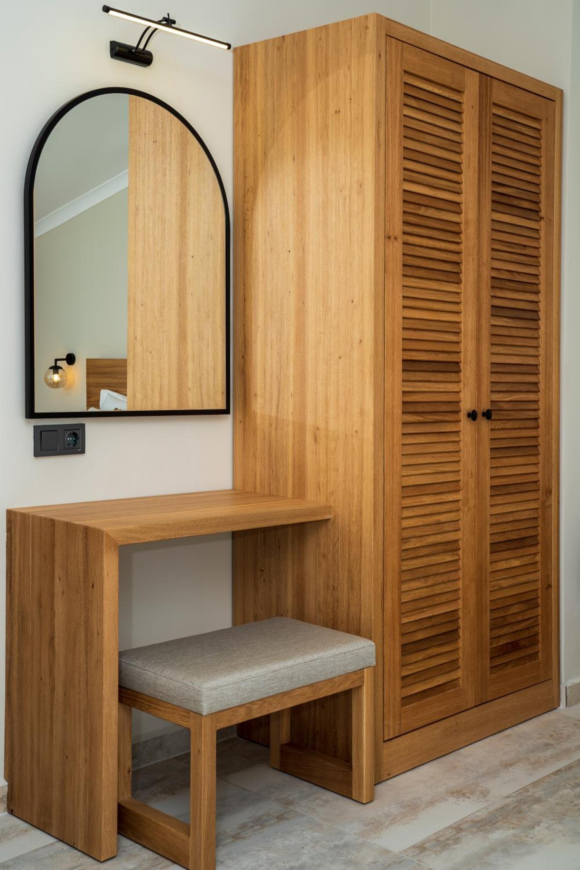 Deluxe Suite with Sea View - Photo 13