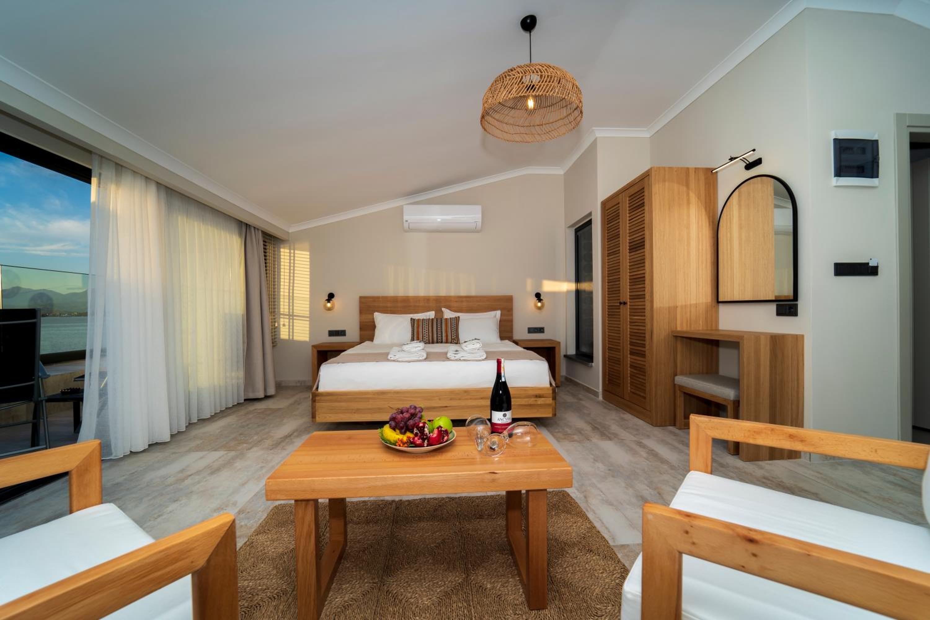 Deluxe Suite with Sea View - Photo 14