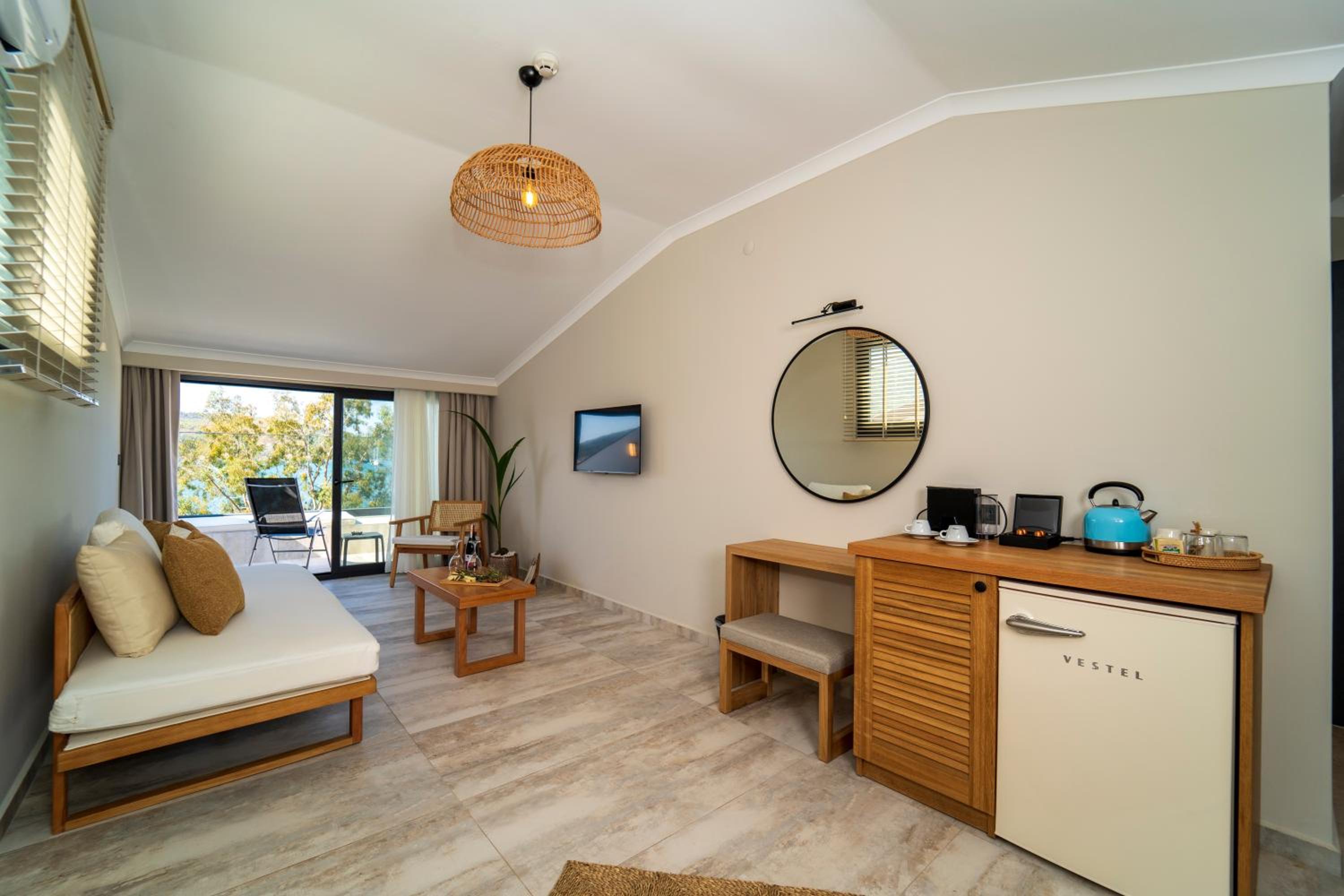 Deluxe Suite with Sea View - Photo 15