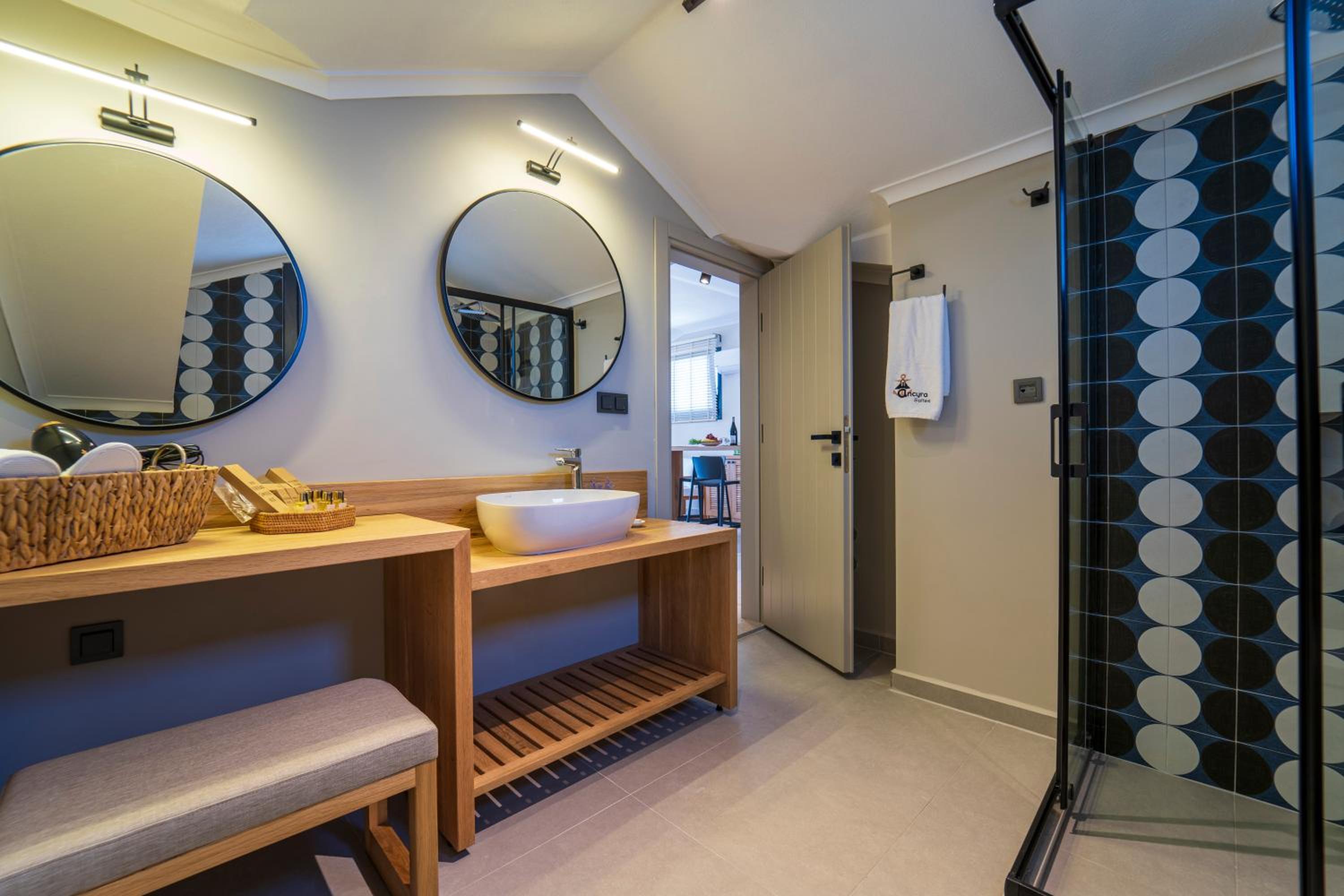 Deluxe Suite with Sea View - Photo 16