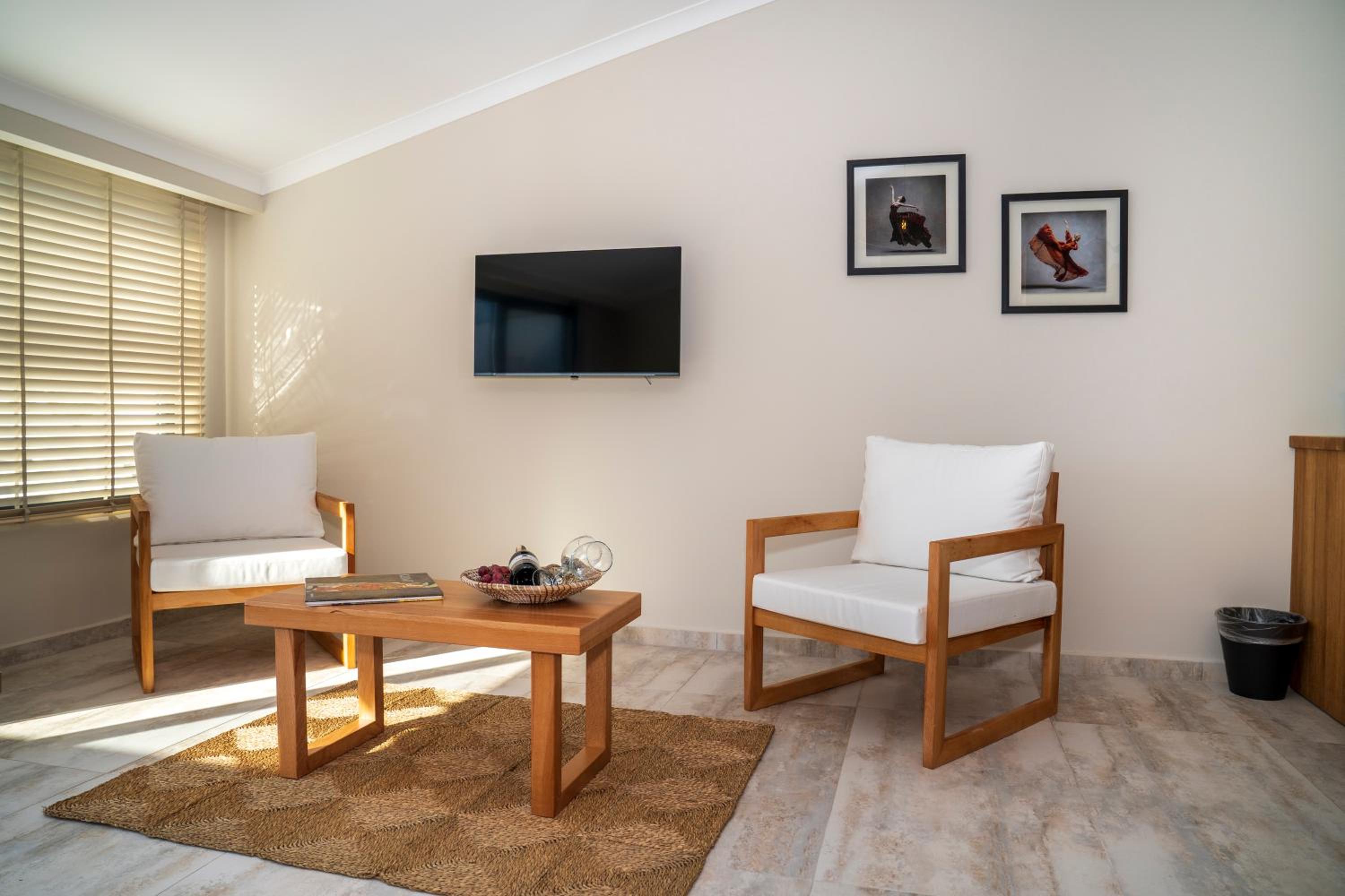 Deluxe Suite with Sea View - Photo 18