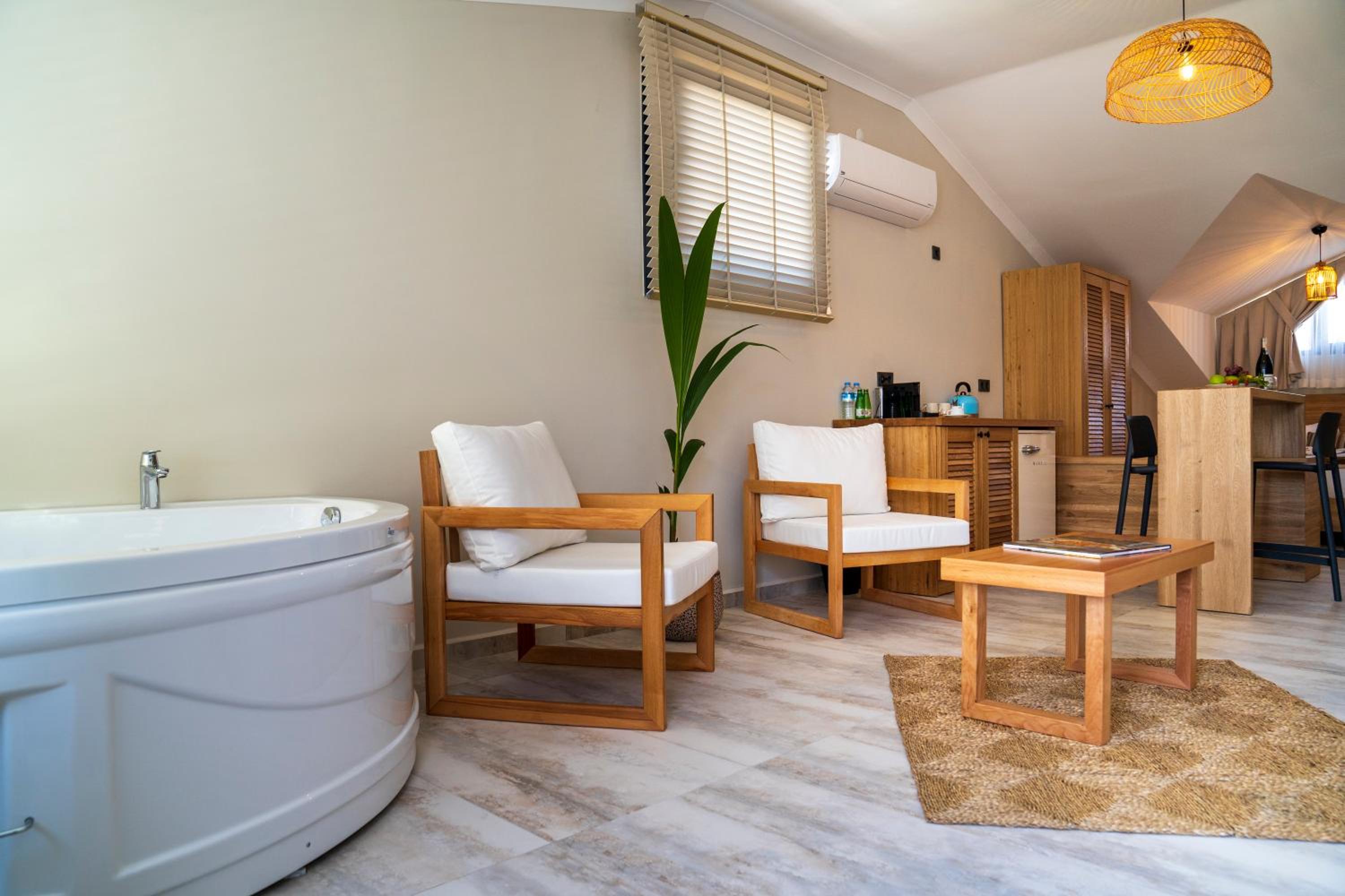 Deluxe Suite with Sea View - Photo 10
