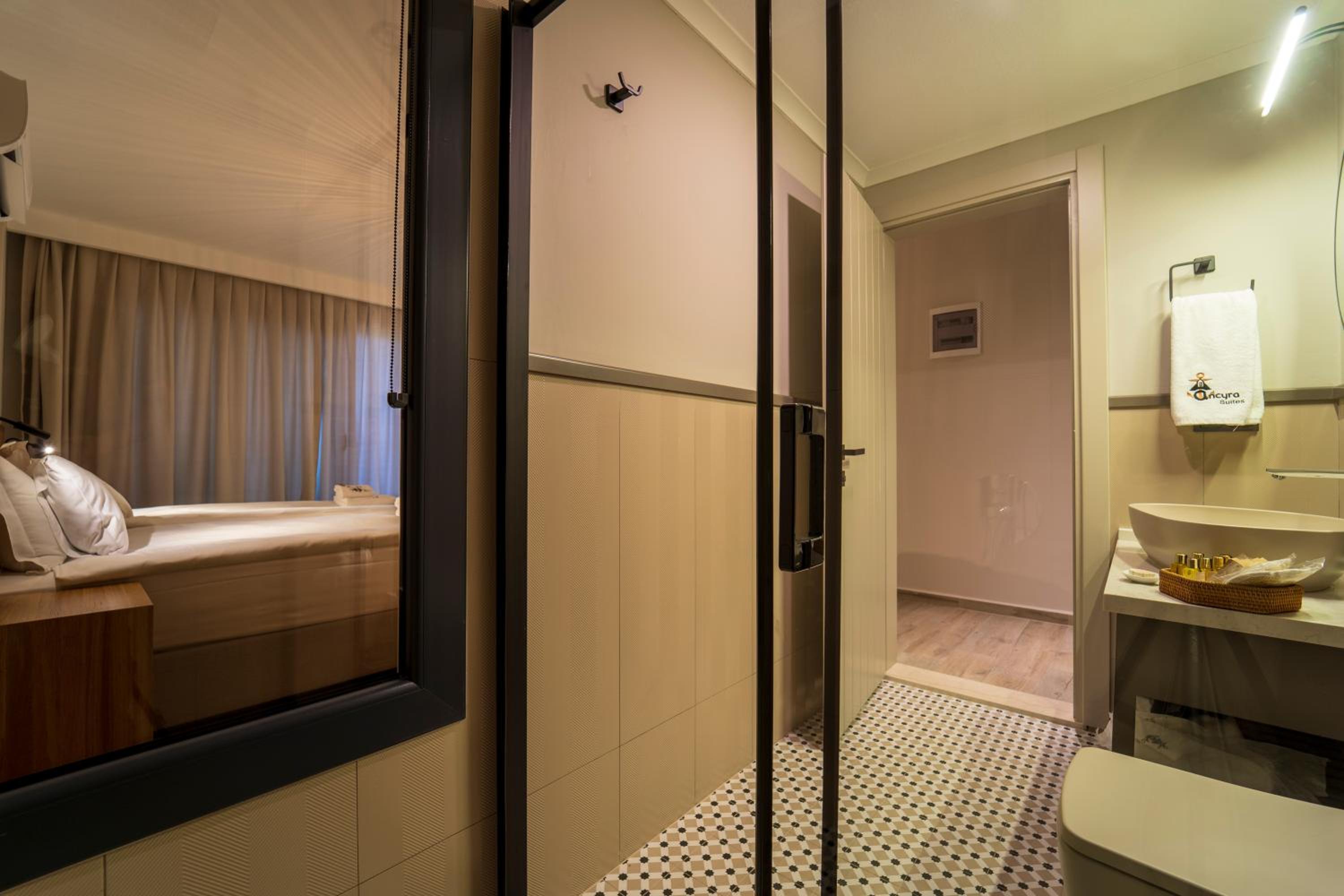 Suite with Sea View - Photo 18