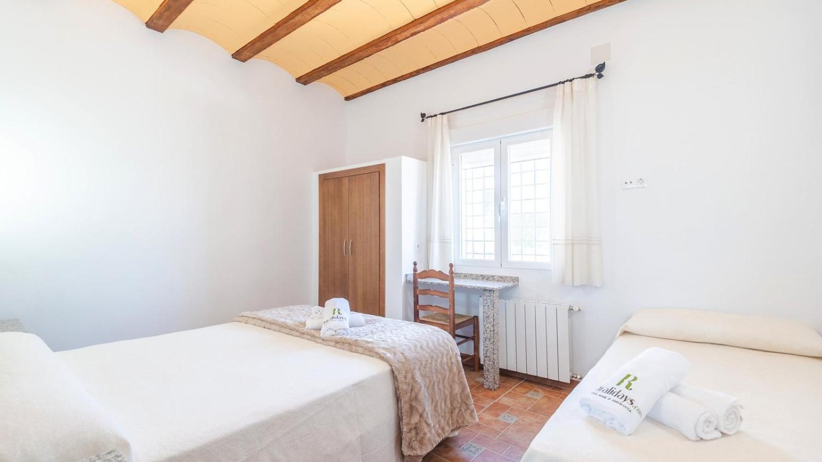 Nine-Bedroom House photo 3