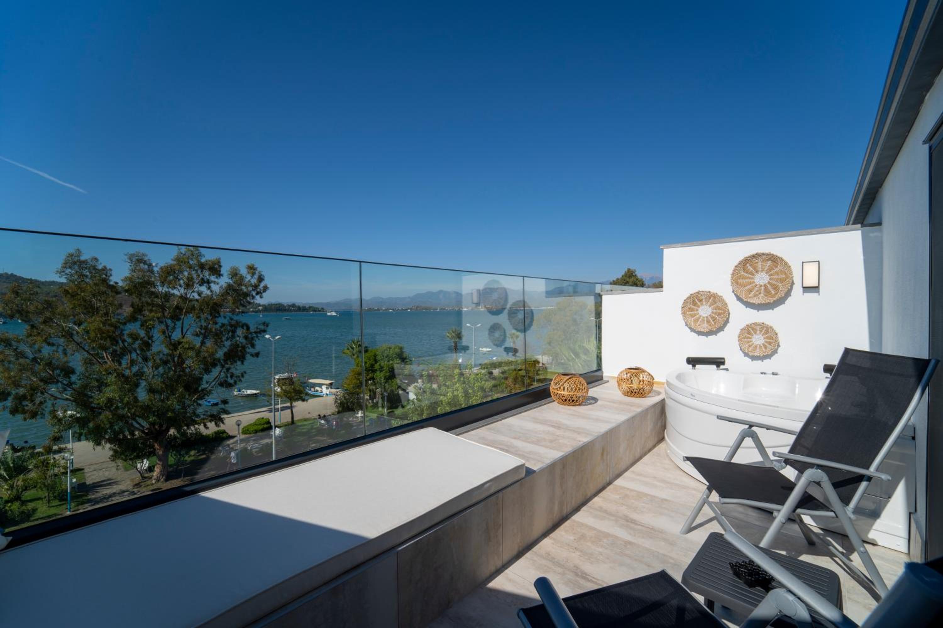 Deluxe Suite with Sea View - Photo 8