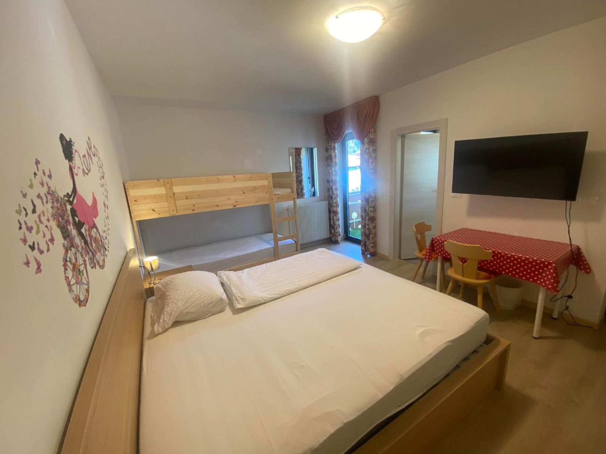 Double Room with Balcony - Photo 11
