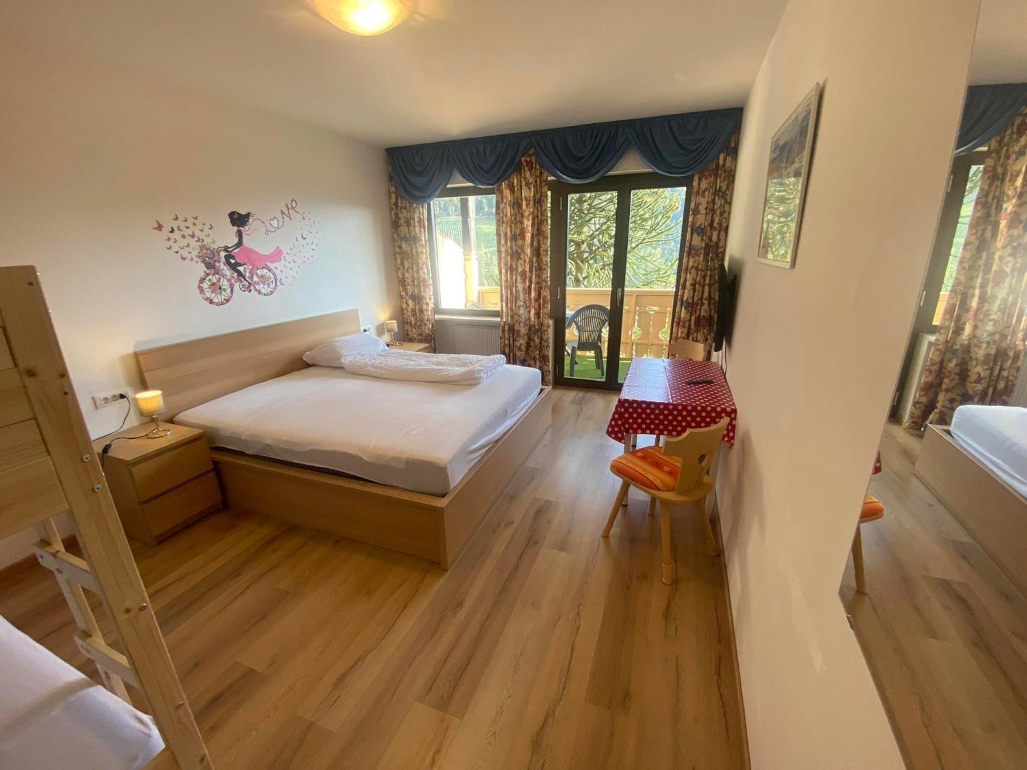 Double Room with Balcony - Photo 10