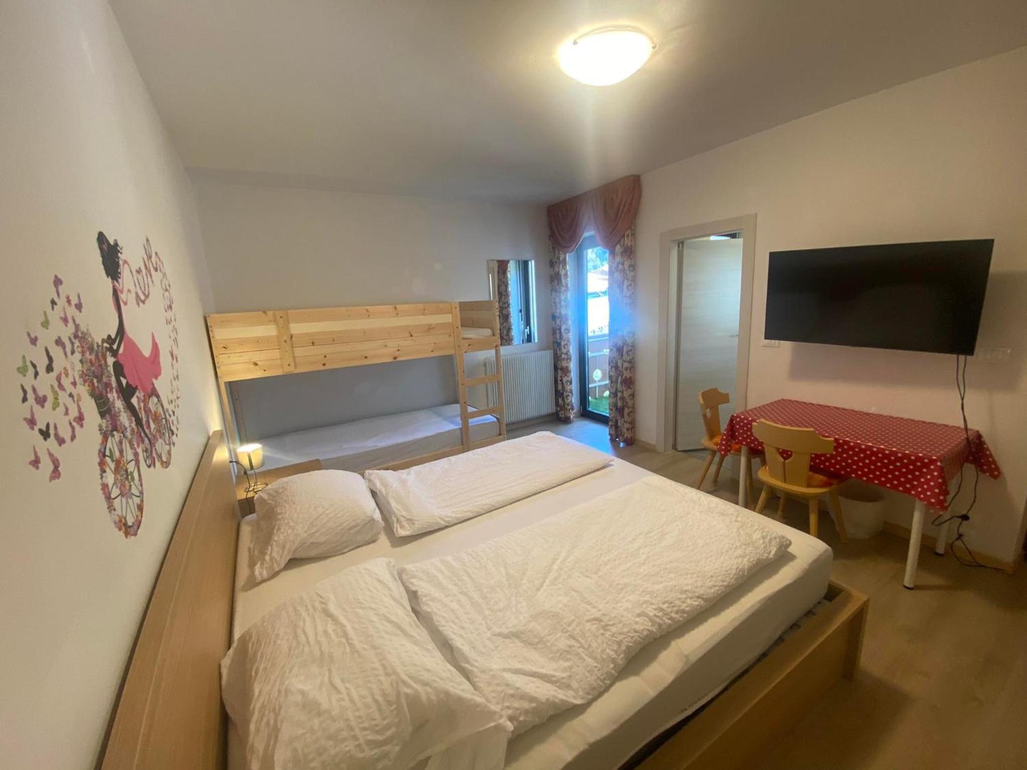 Double Room with Balcony - Photo 2