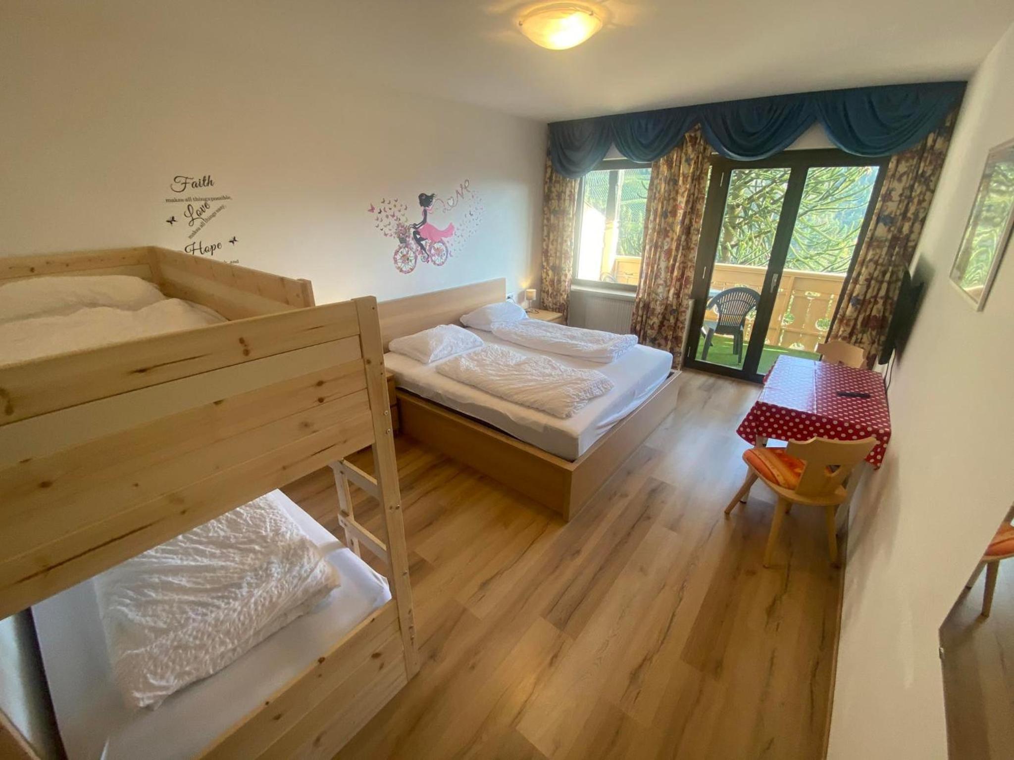 Quadruple Room with Balcony - Photo 10