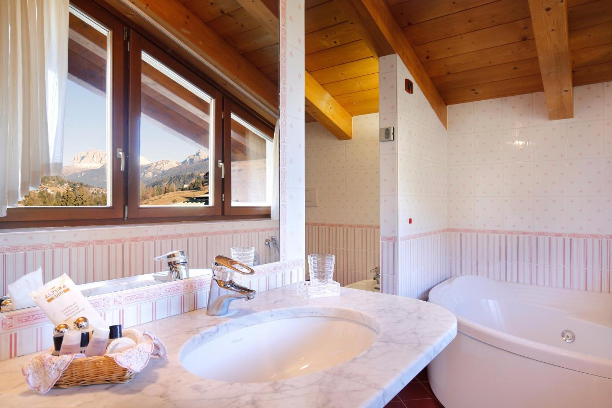 Suite with Mountain View photo 3