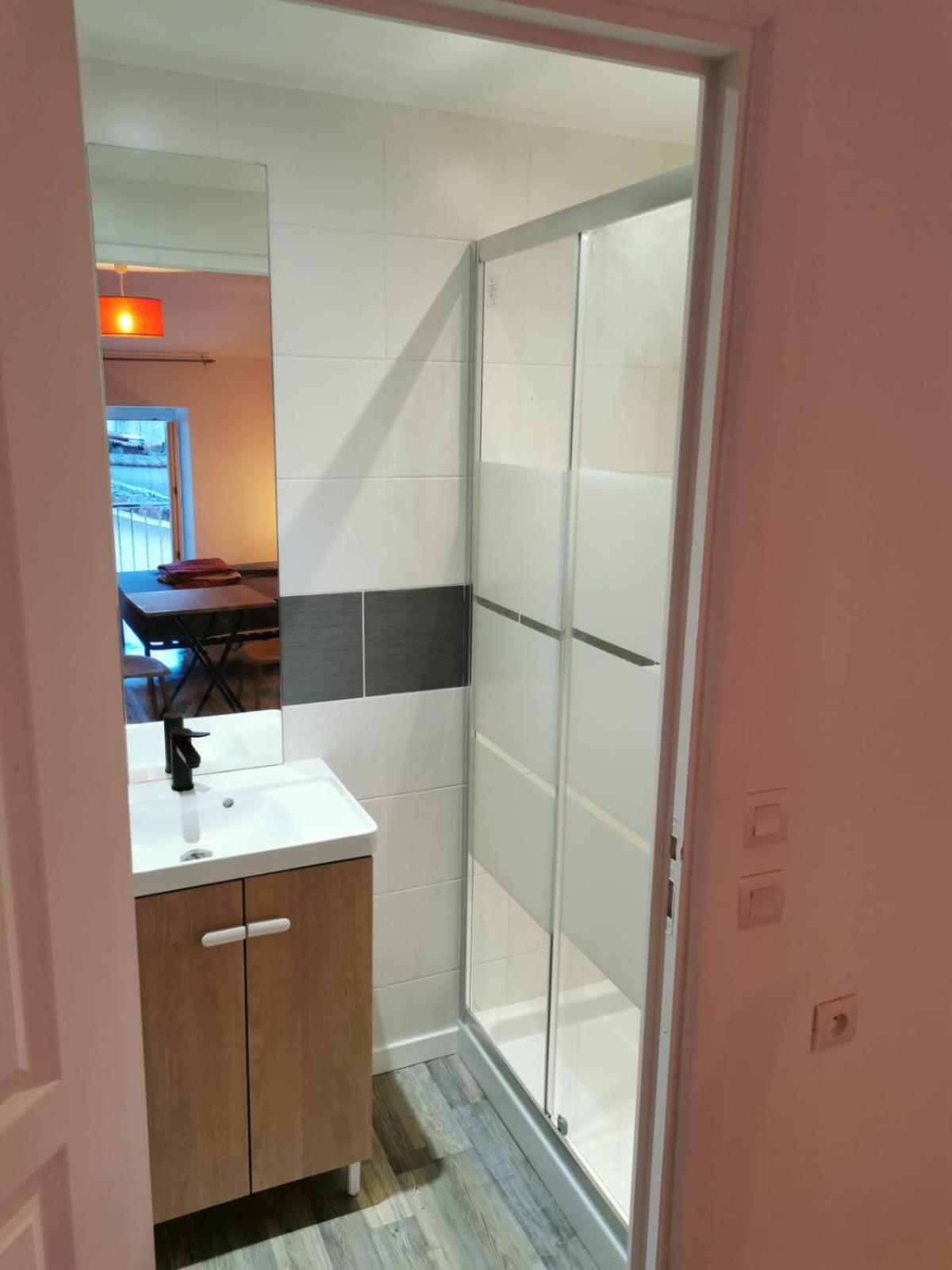 Budget Double Room - Photo 6