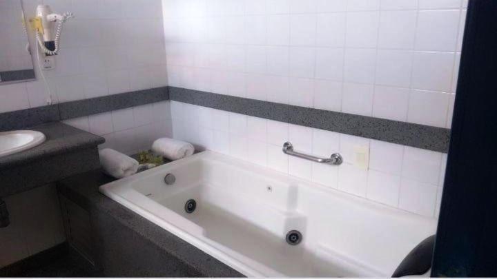 Deluxe Suite with Spa Bath - Photo 4