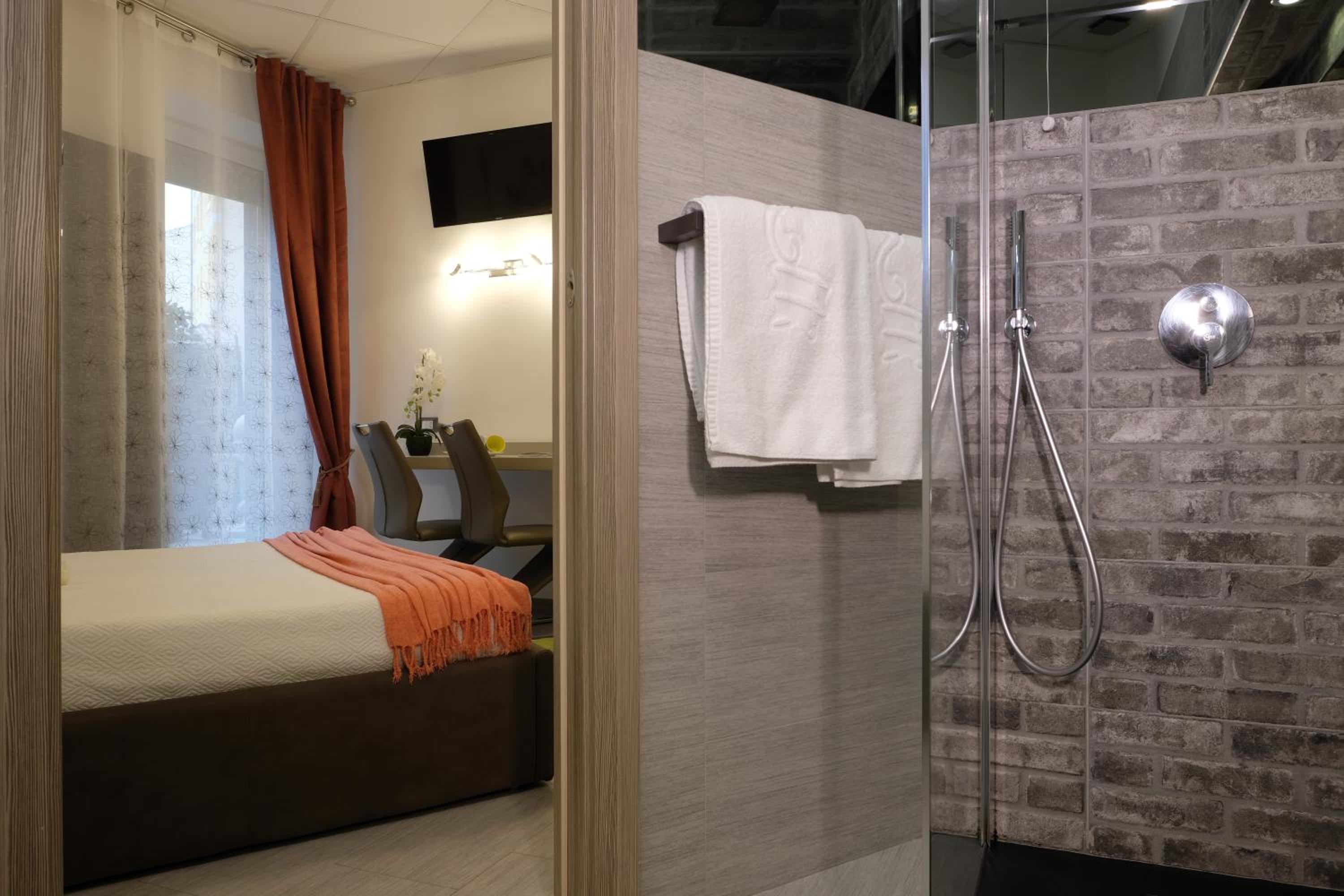 Double Room with Private Bathroom photo 2