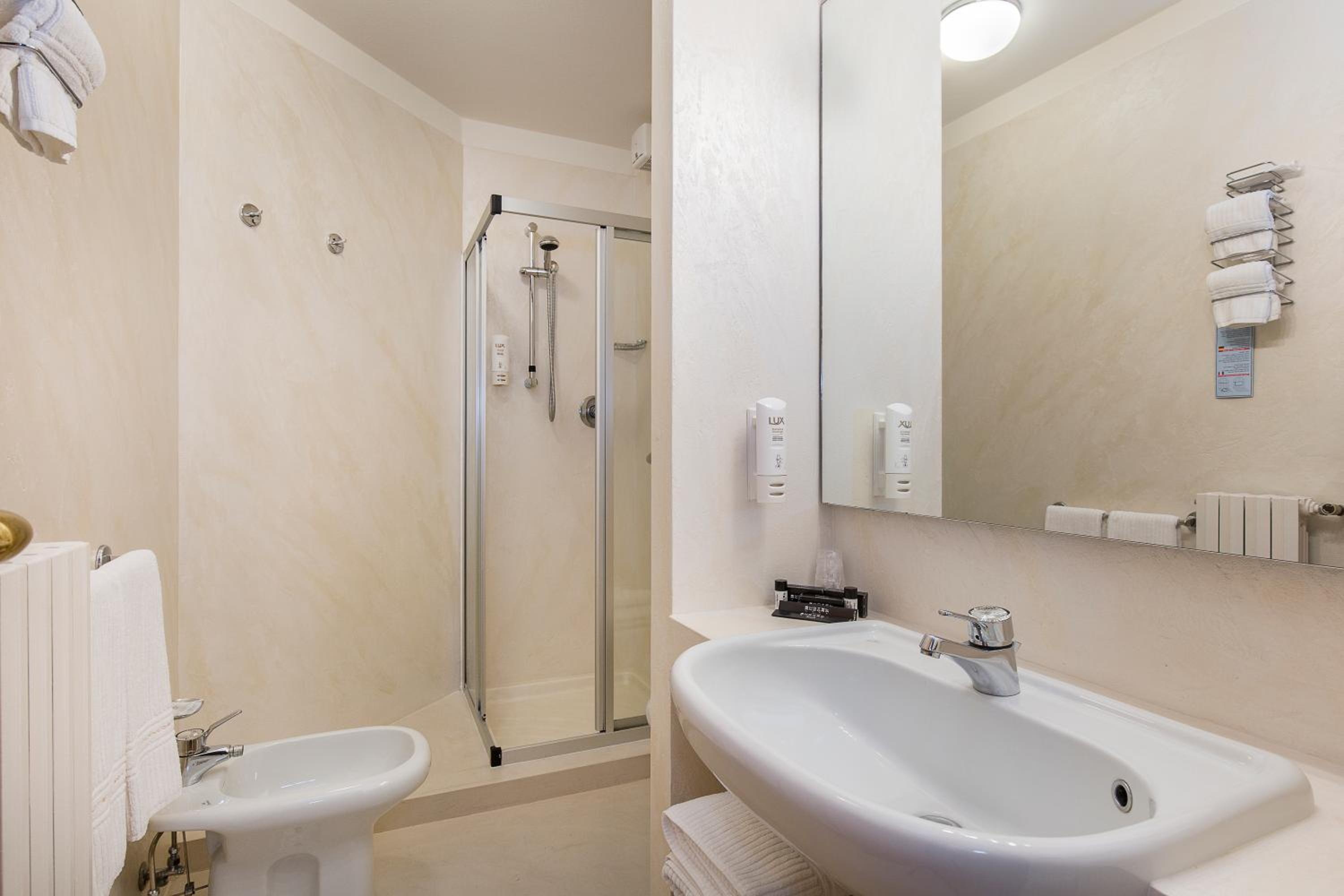 Standard Double Room - Photo 2