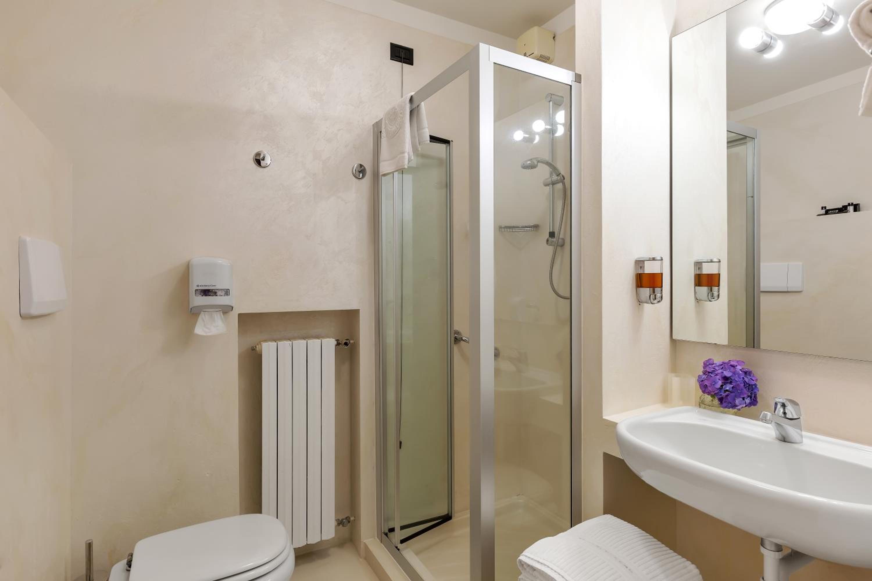 Double Room with Lake View - Photo 10
