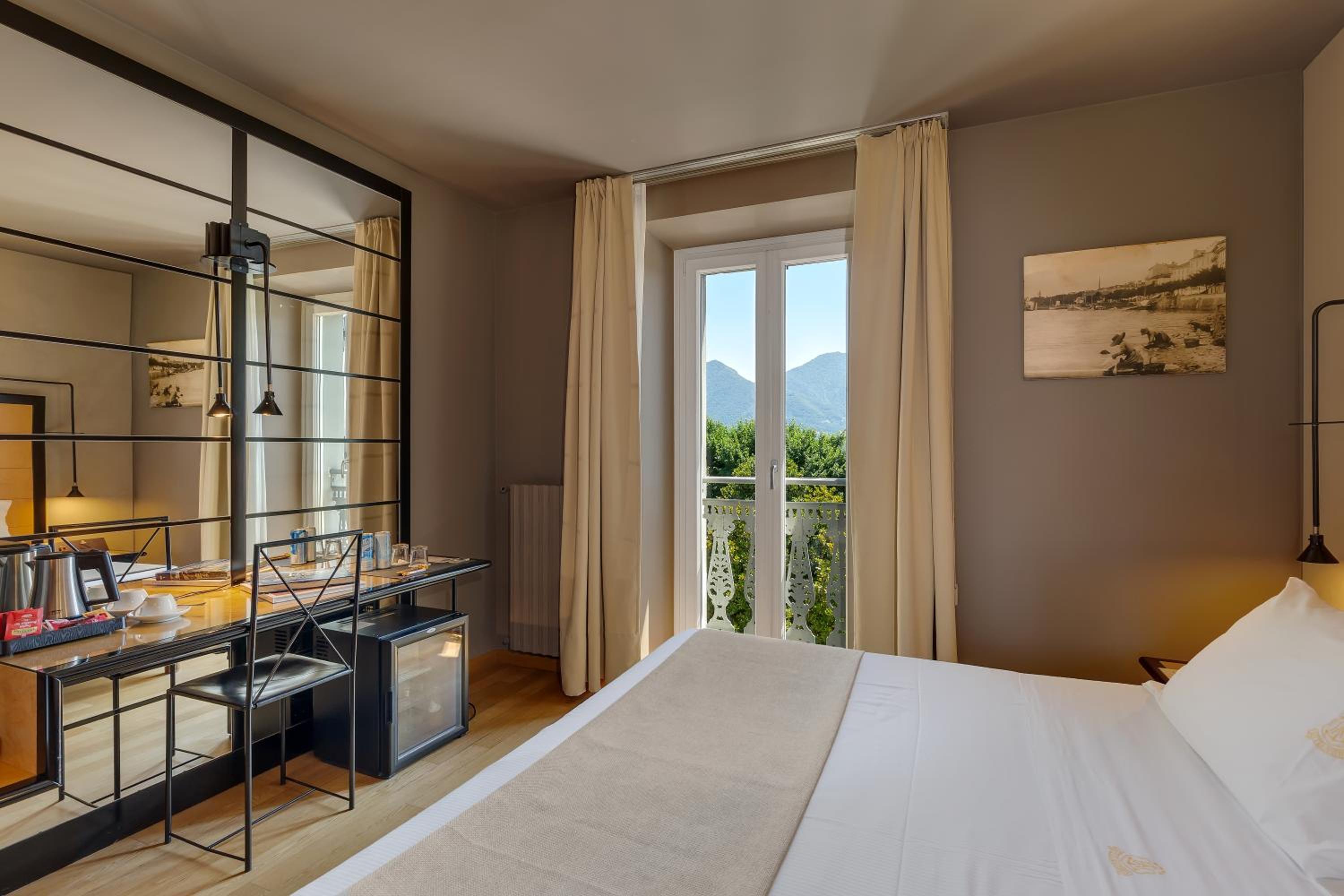 Double Room with Lake View - Photo 11