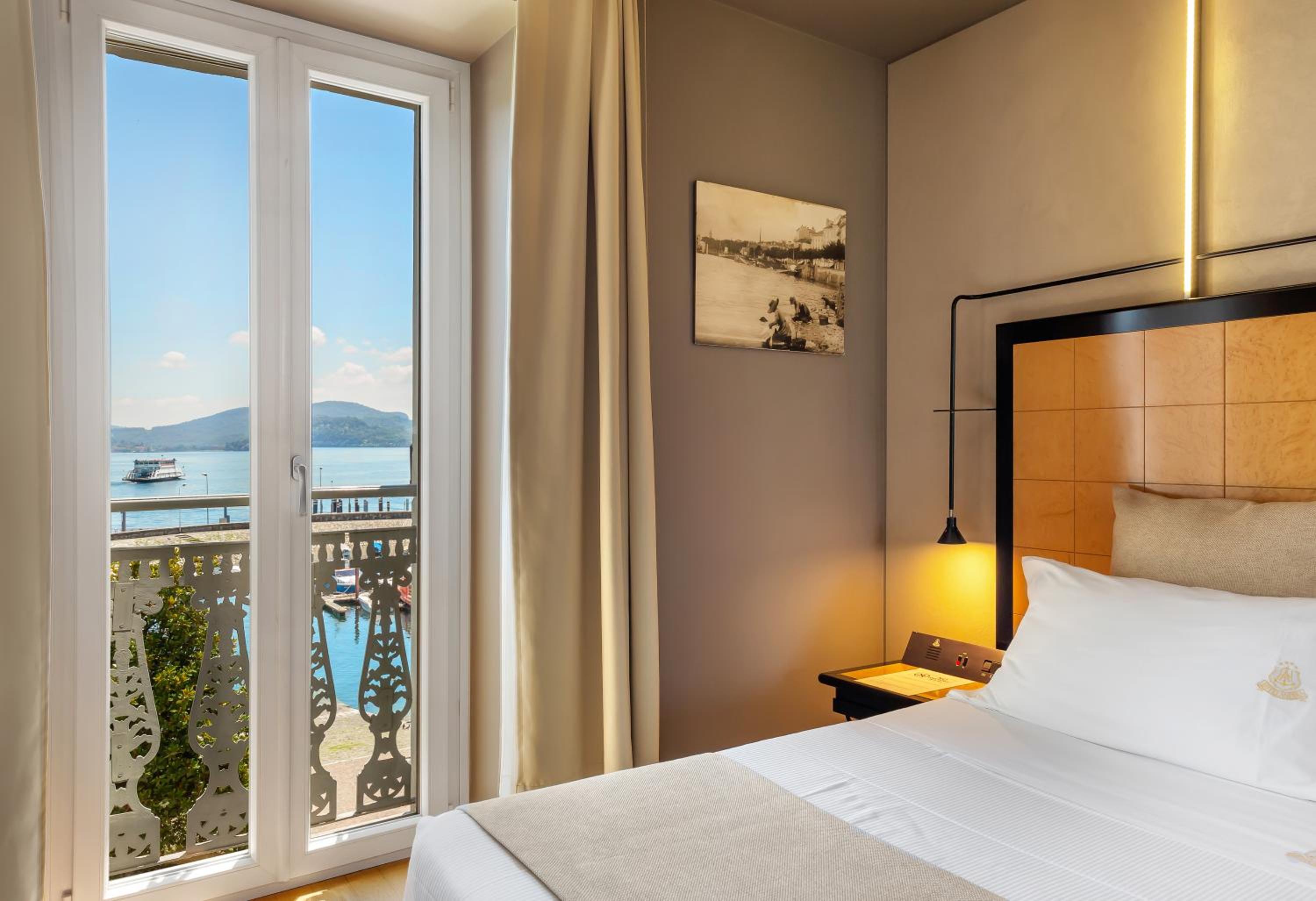 Double Room with Lake View - Photo 3