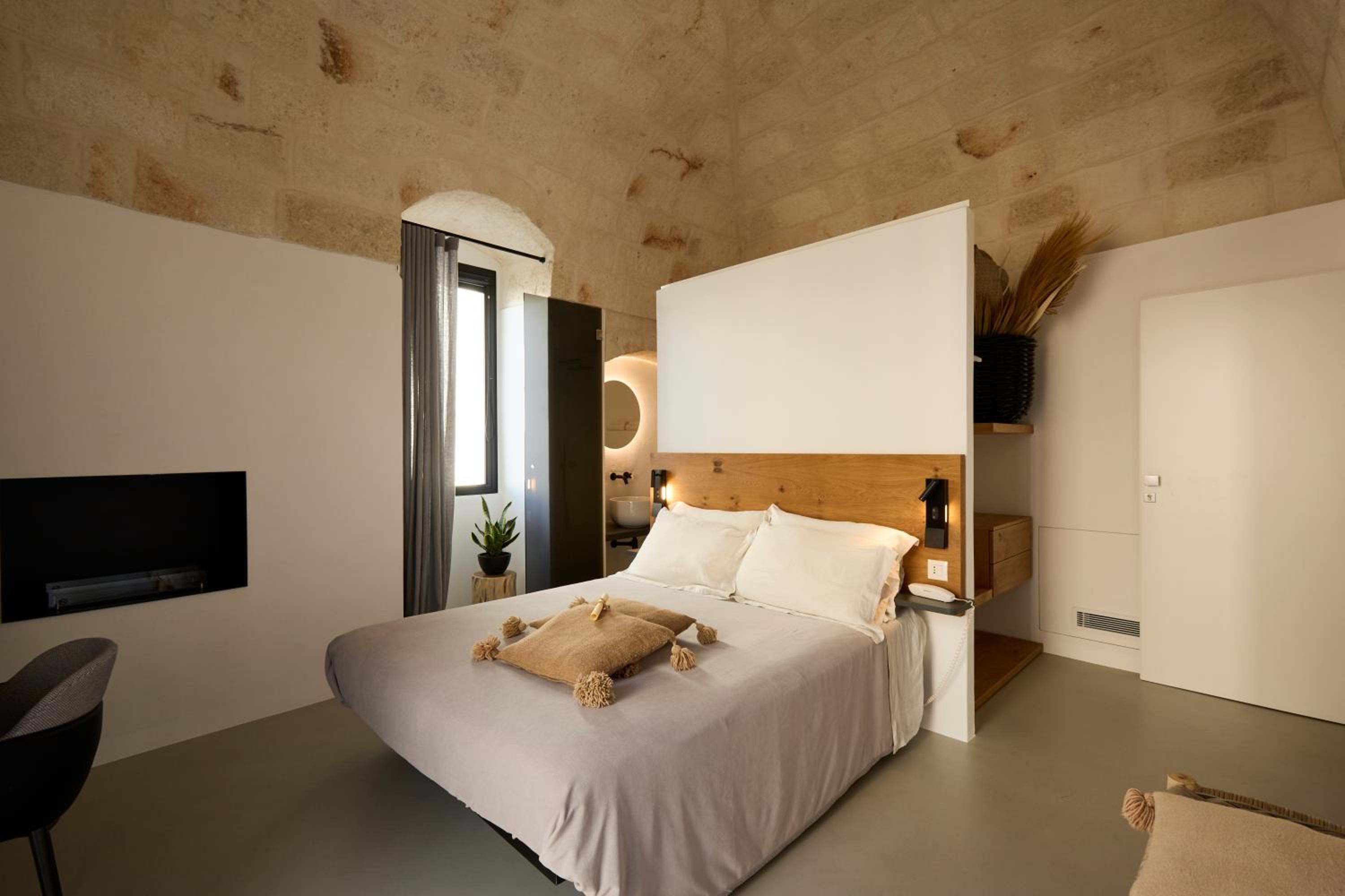 Queen Suite with Spa Bath