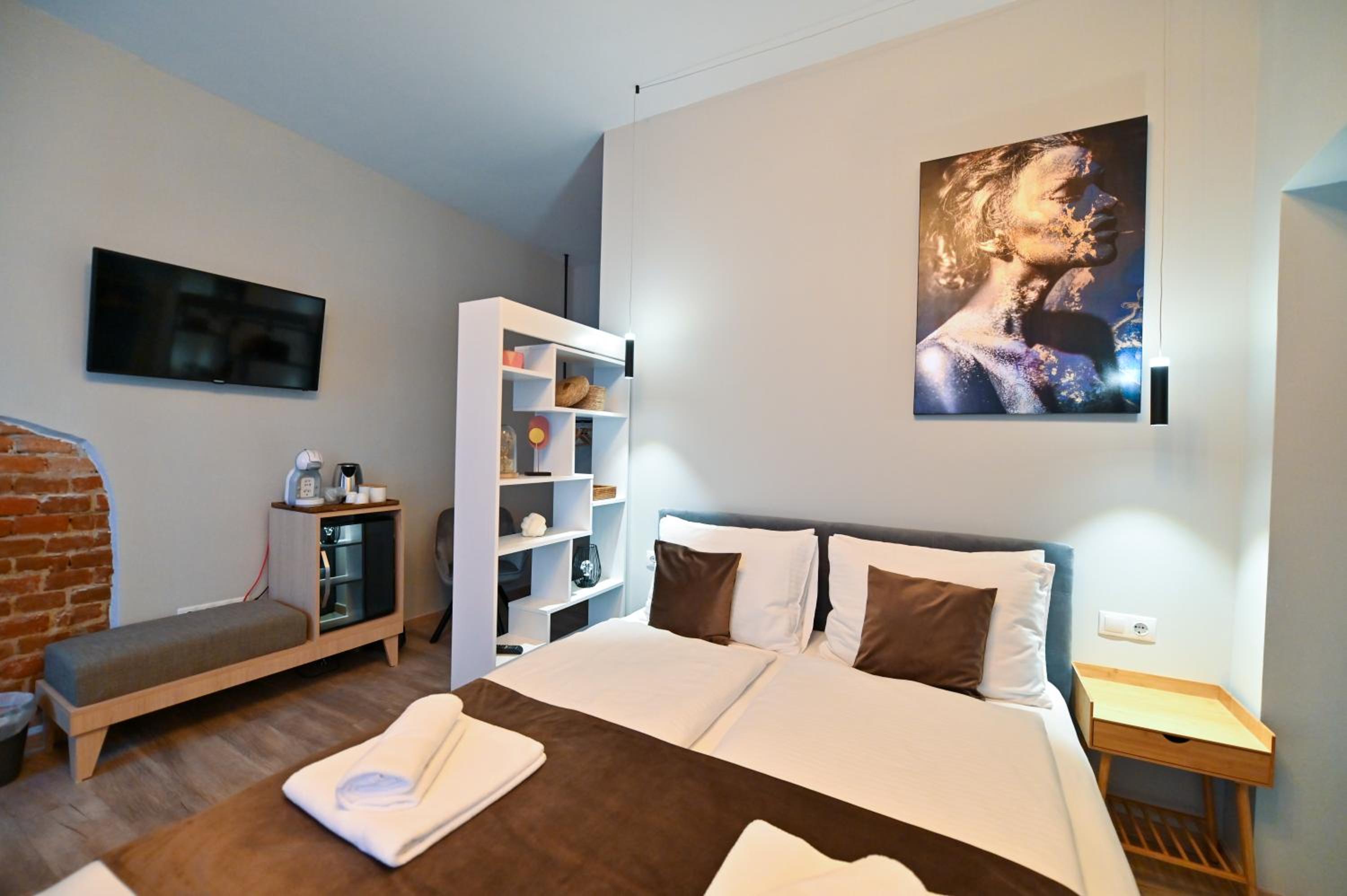Deluxe Double Room - Photo 8
