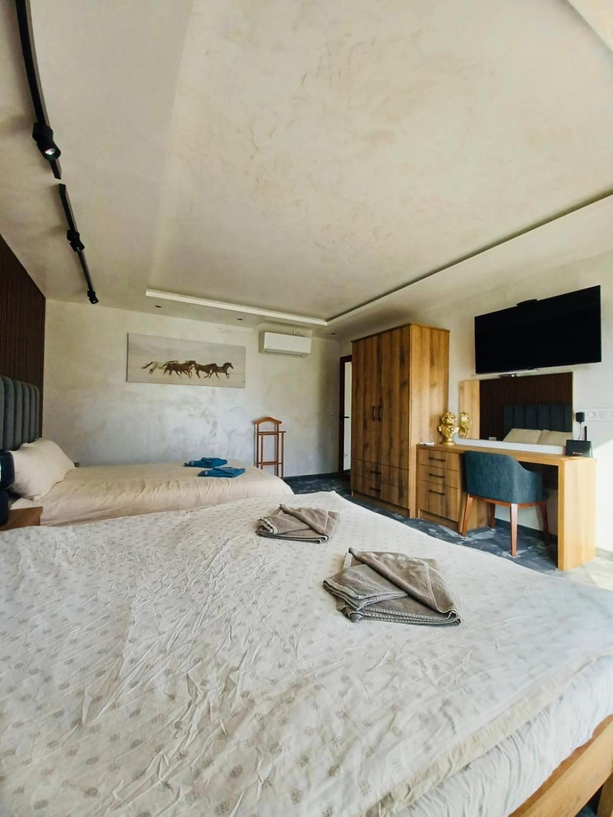 Deluxe Queen Room with Two Queen Beds - Photo 5