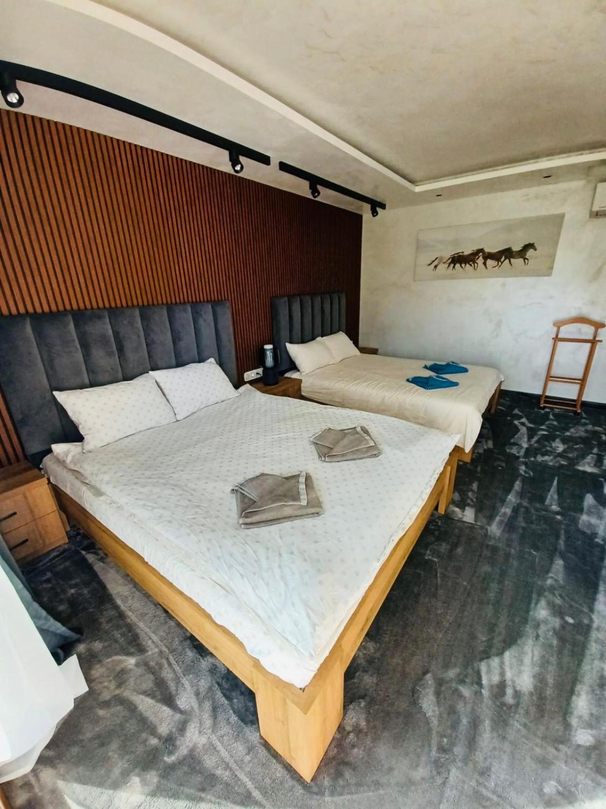 Deluxe Queen Room with Two Queen Beds - Photo 4