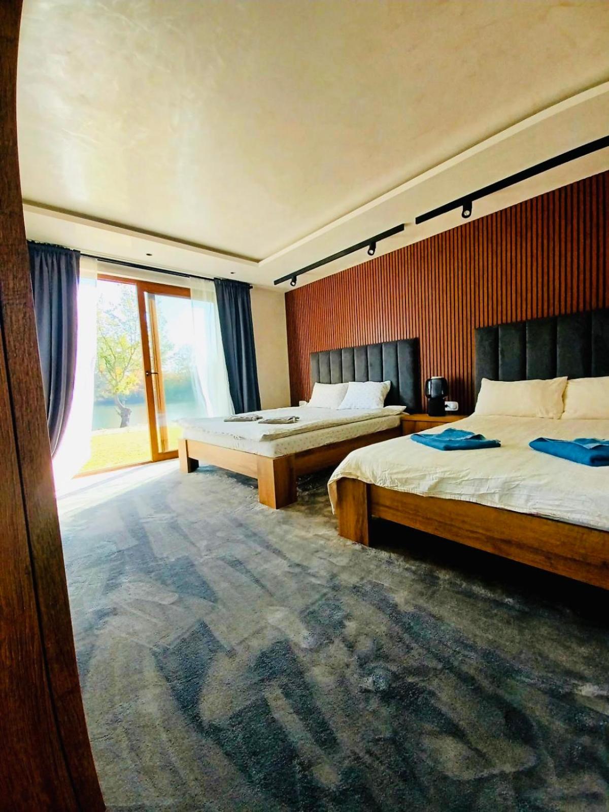 Deluxe Queen Room with Two Queen Beds - Photo 3