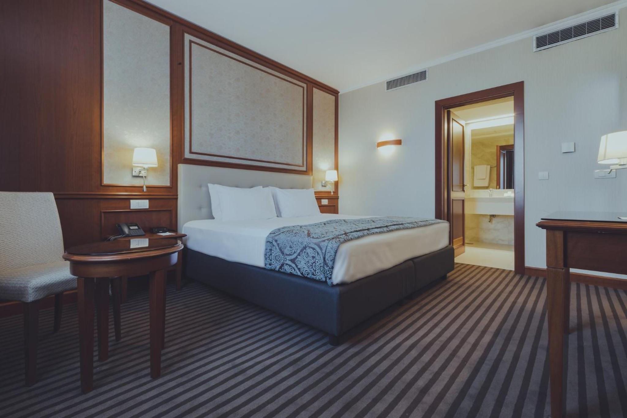 King Suite with Balcony - Photo 3