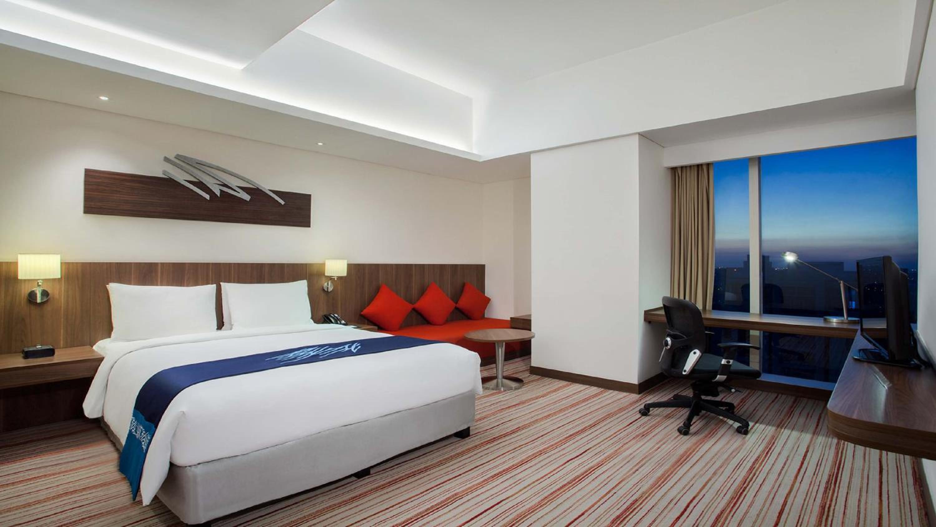 Standard Corner Queen Room with Free Breakfast photo 2