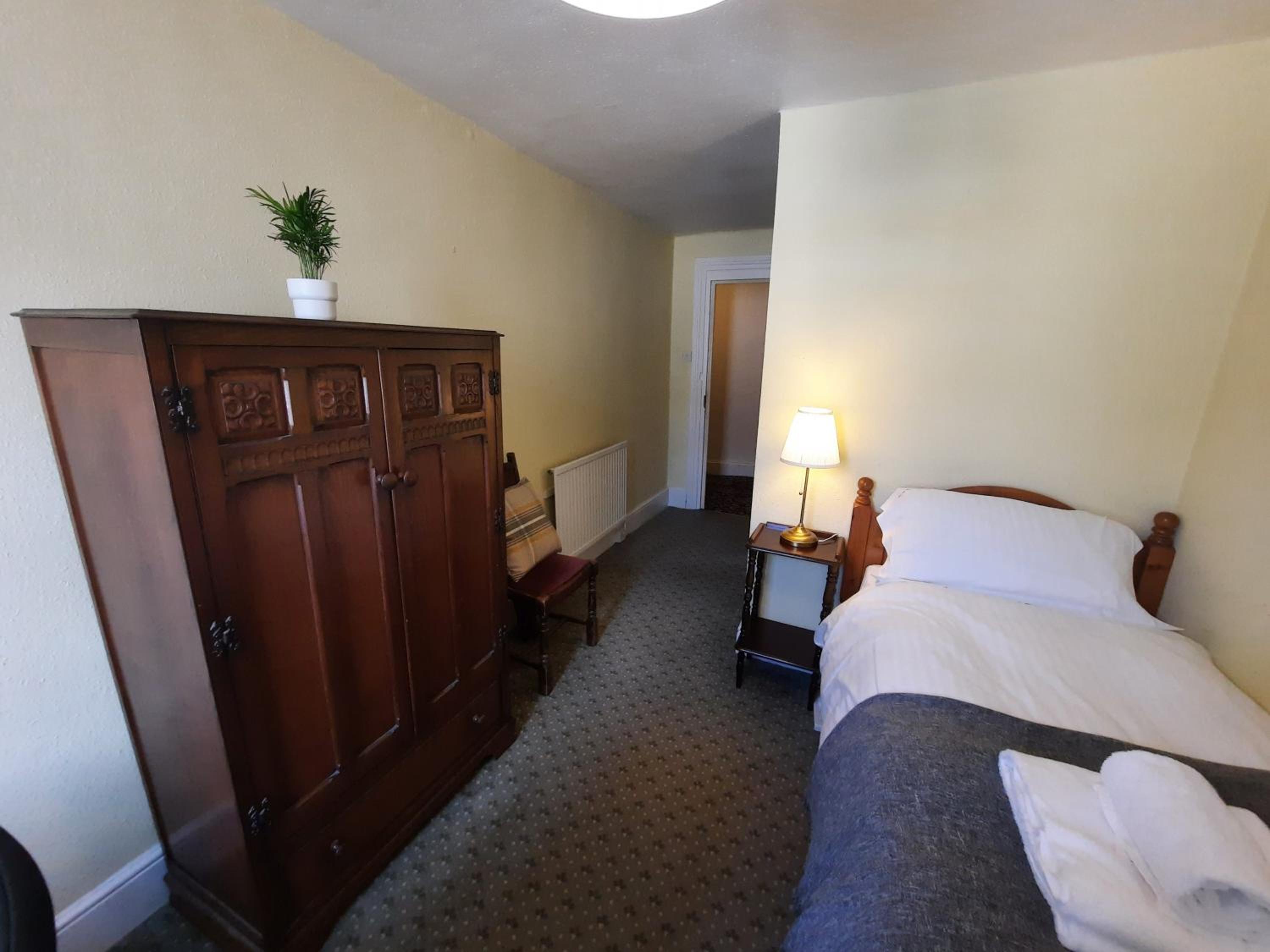 Single Room with Bathroom photo 2