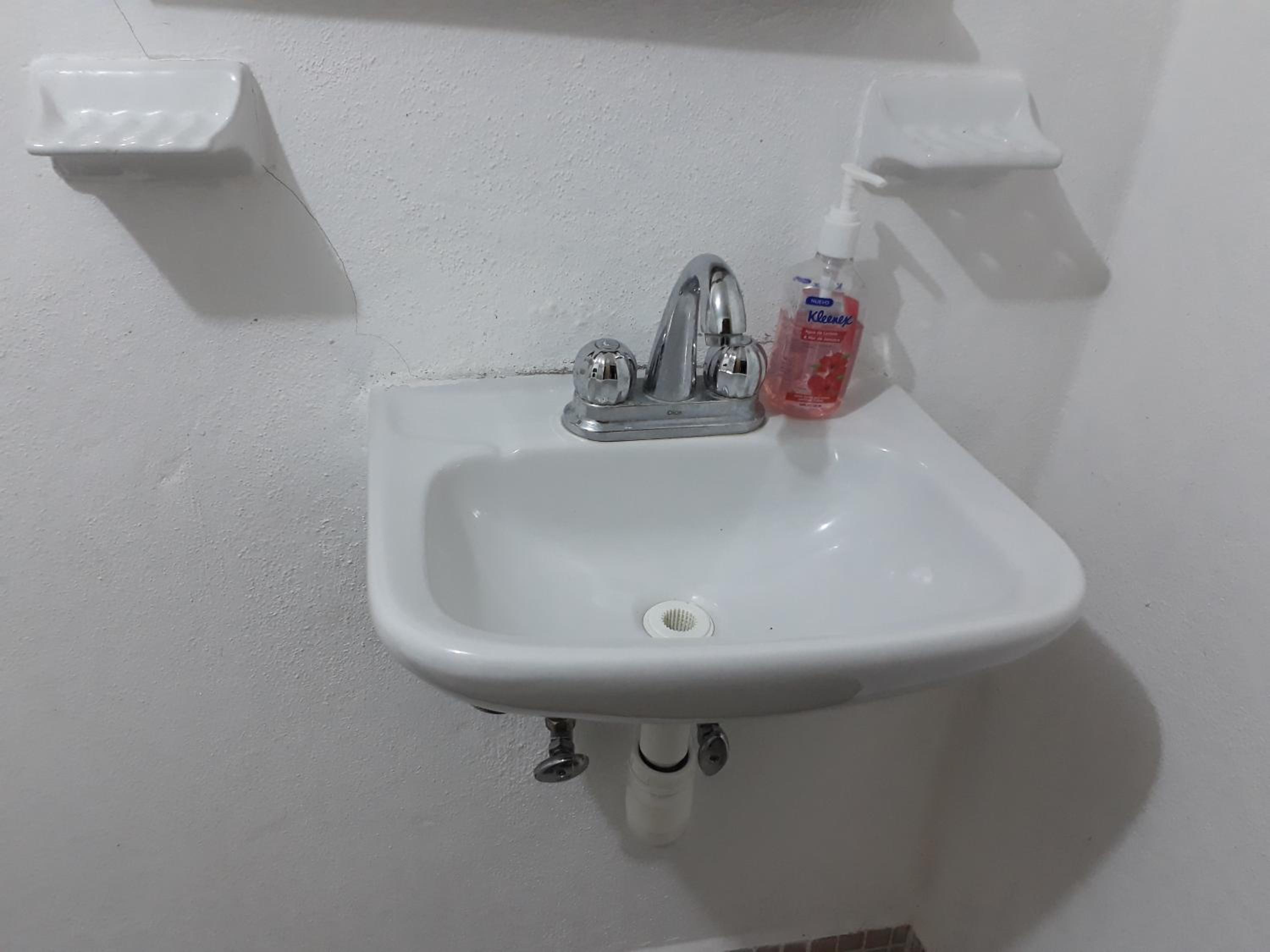 Twin Room with Private Bathroom - Photo 3