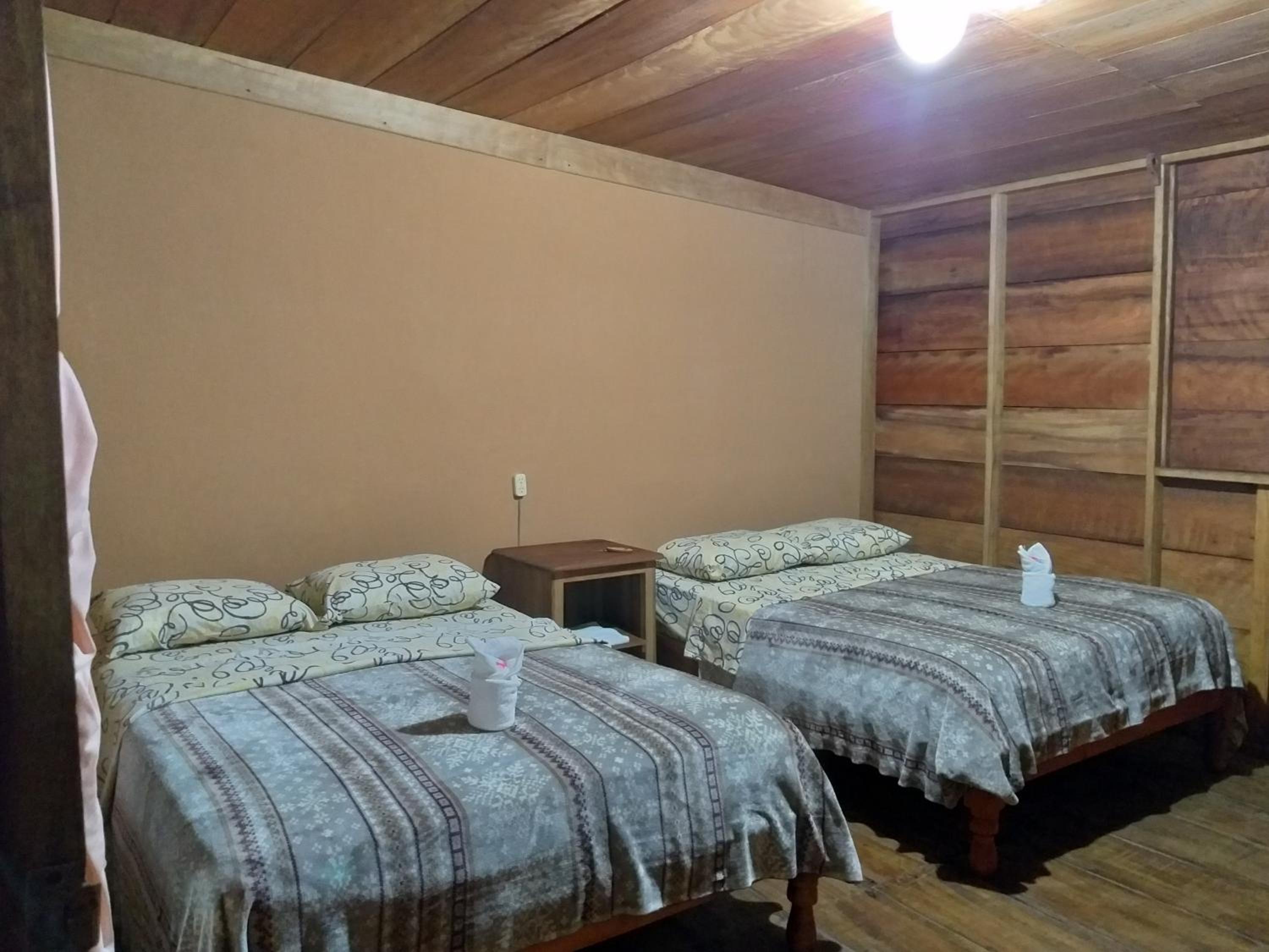 Quadruple Room with Private Bathroom - Photo 6