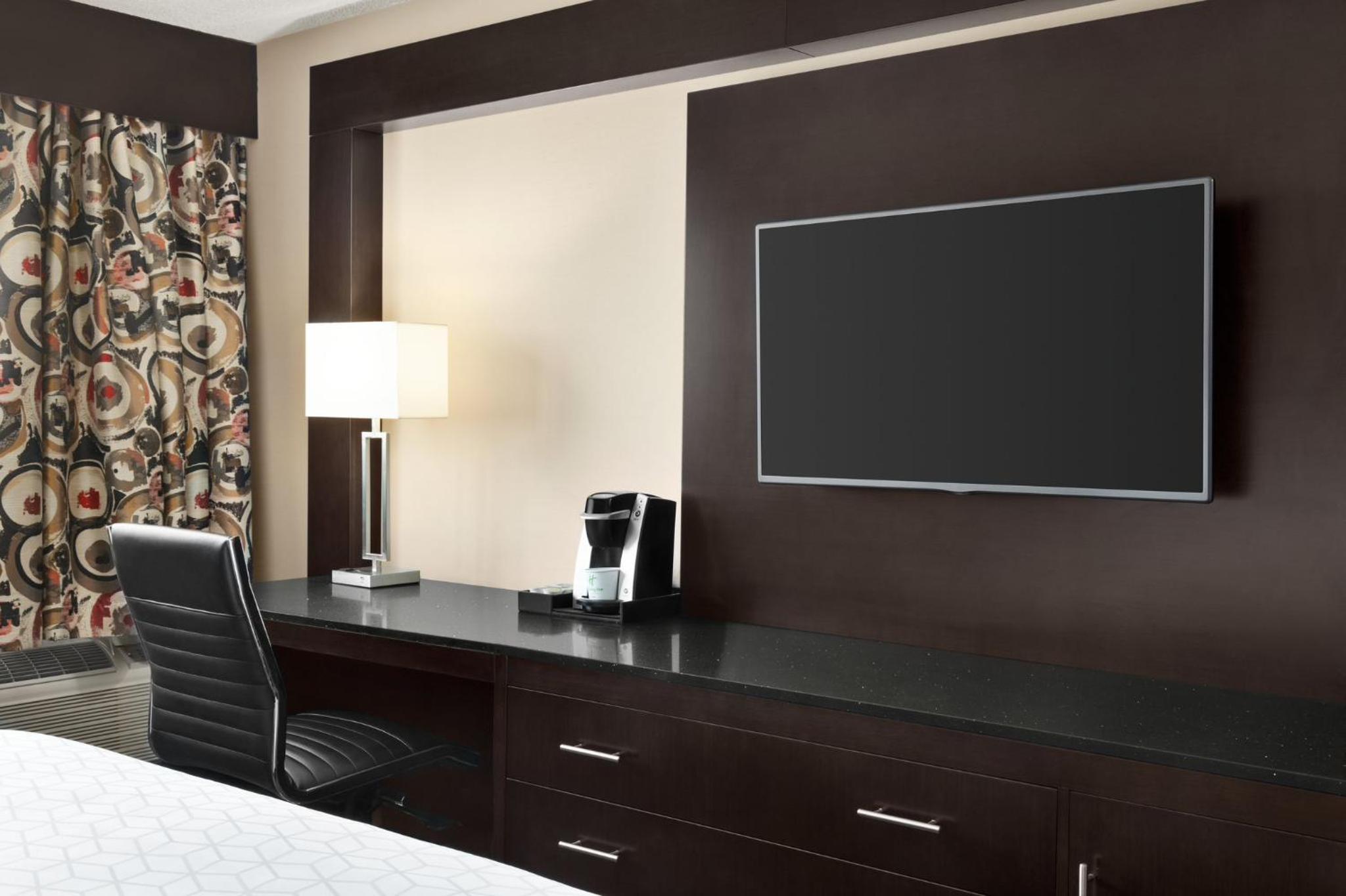 Premium King Room - Photo 2