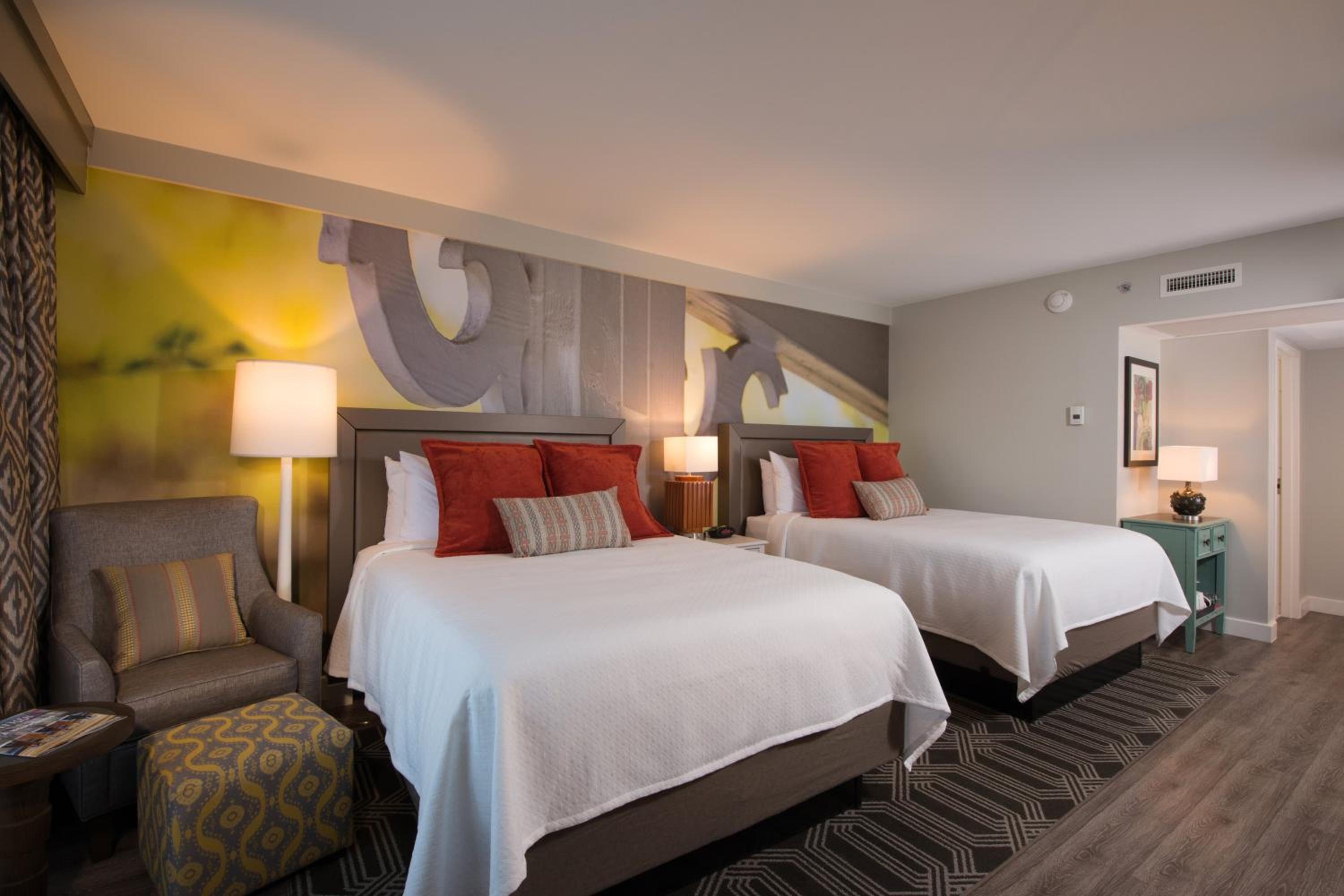 Standard Queen Room with Two Queen Beds - Photo 8